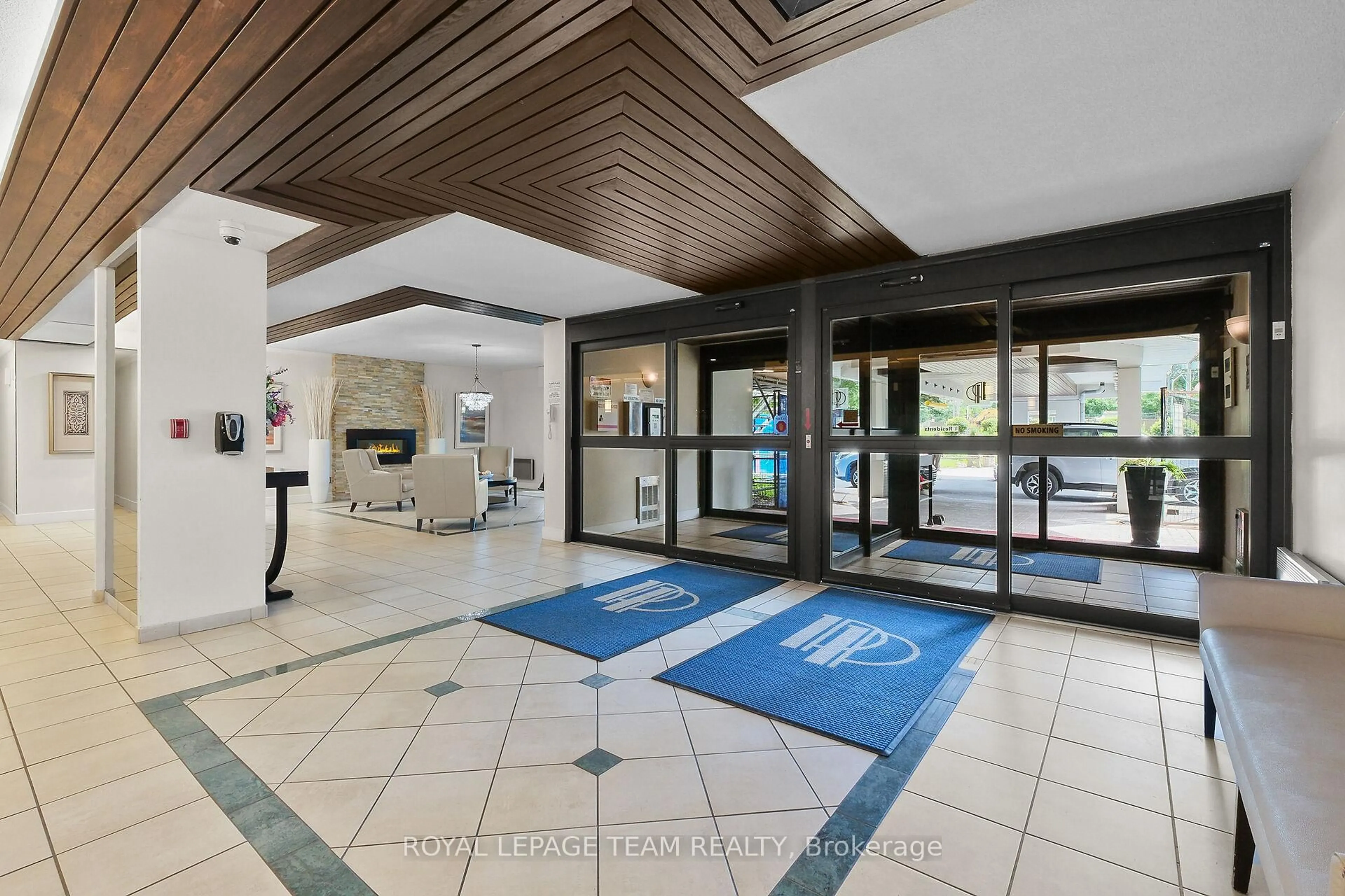 Indoor foyer for 1025 Richmond Rd #1103, Ottawa Ontario K2B 8G8
