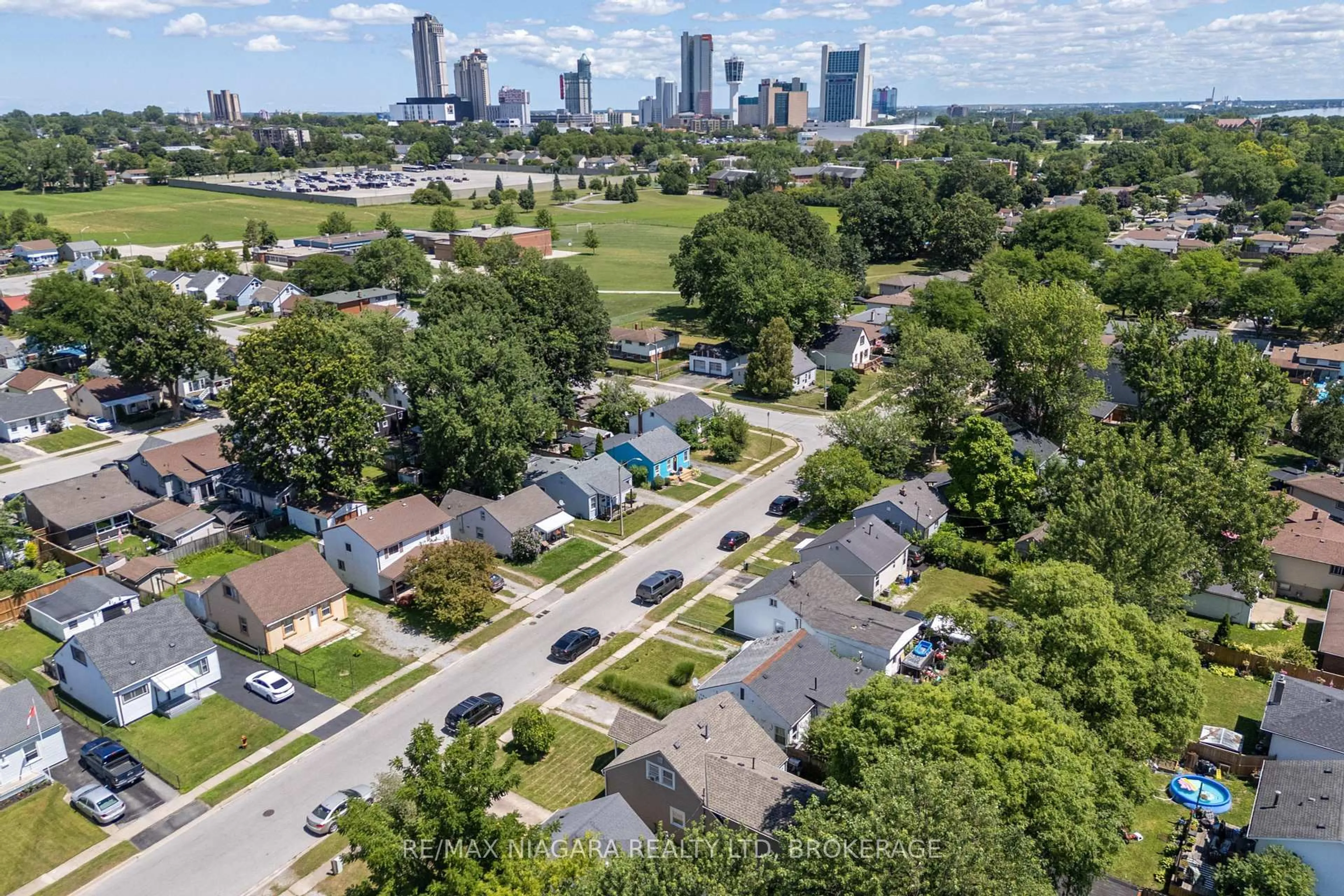 A pic from outside/outdoor area/front of a property/back of a property/a pic from drone, city buildings view from balcony for 6128 Cadham St, Niagara Falls Ontario L2G 3A1