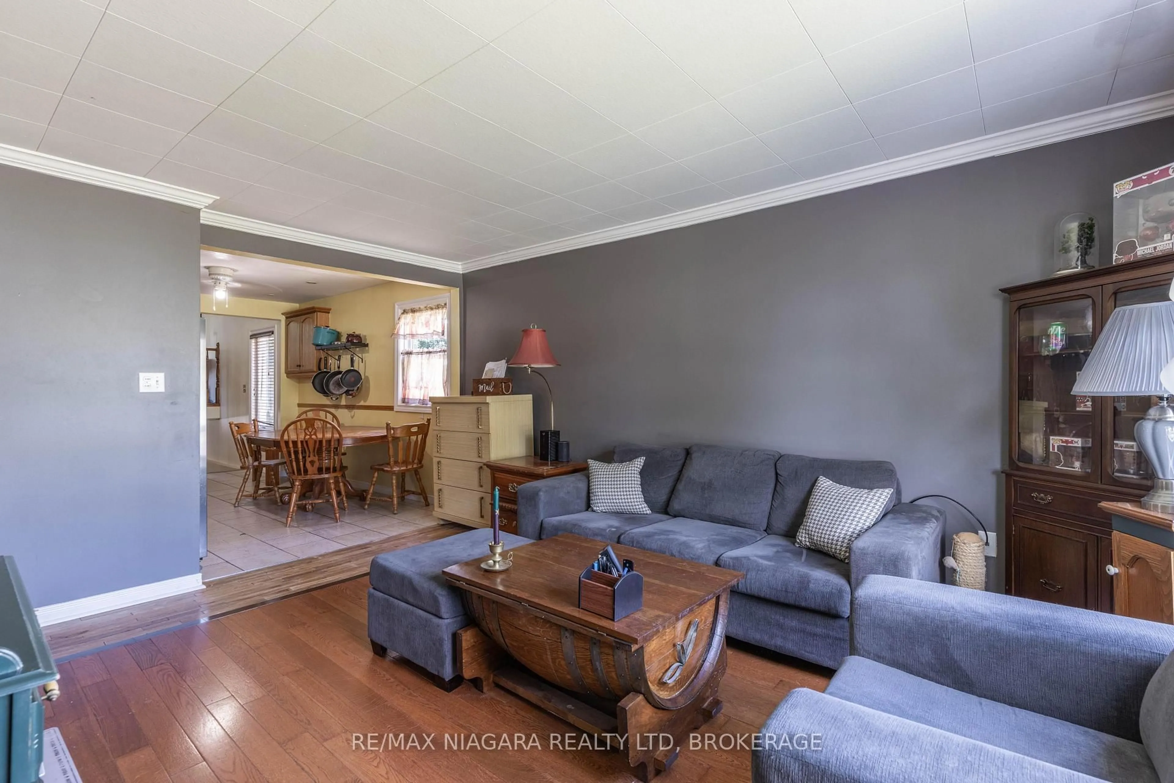 Living room with furniture, wood/laminate floor for 6128 Cadham St, Niagara Falls Ontario L2G 3A1
