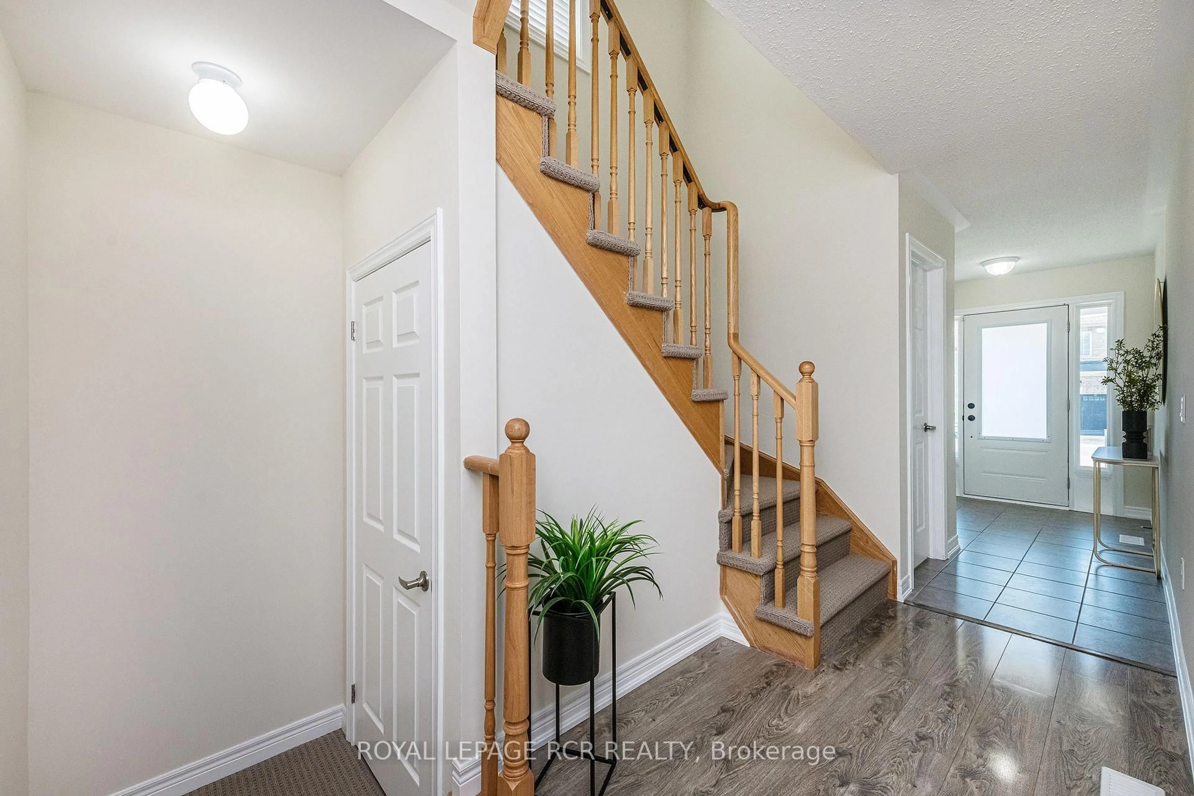 Indoor entryway for 770 Cook Cres, Shelburne Ontario L9W 3V3