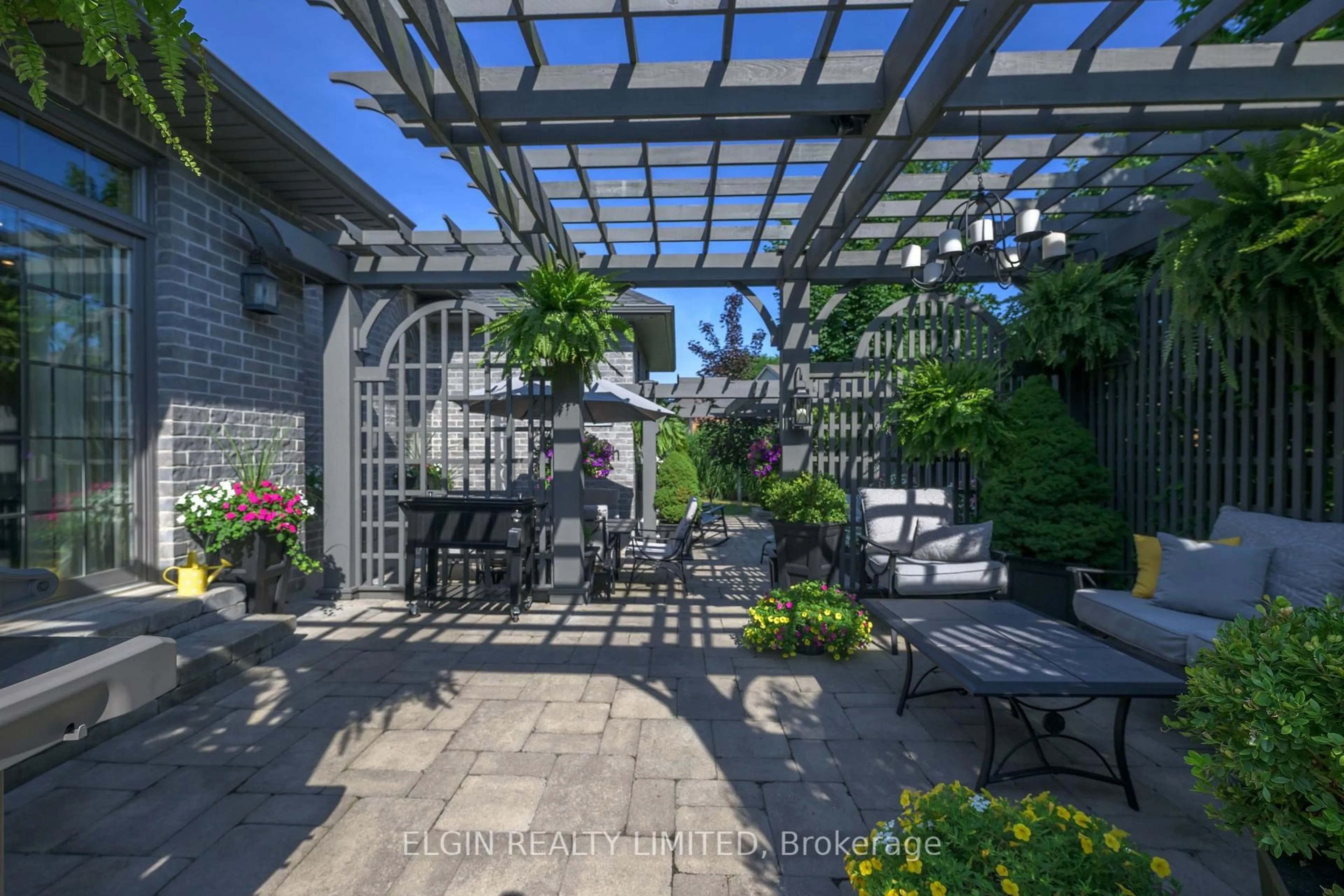 Patio, street for 11 Doral Crt, St. Thomas Ontario N5R 0G4