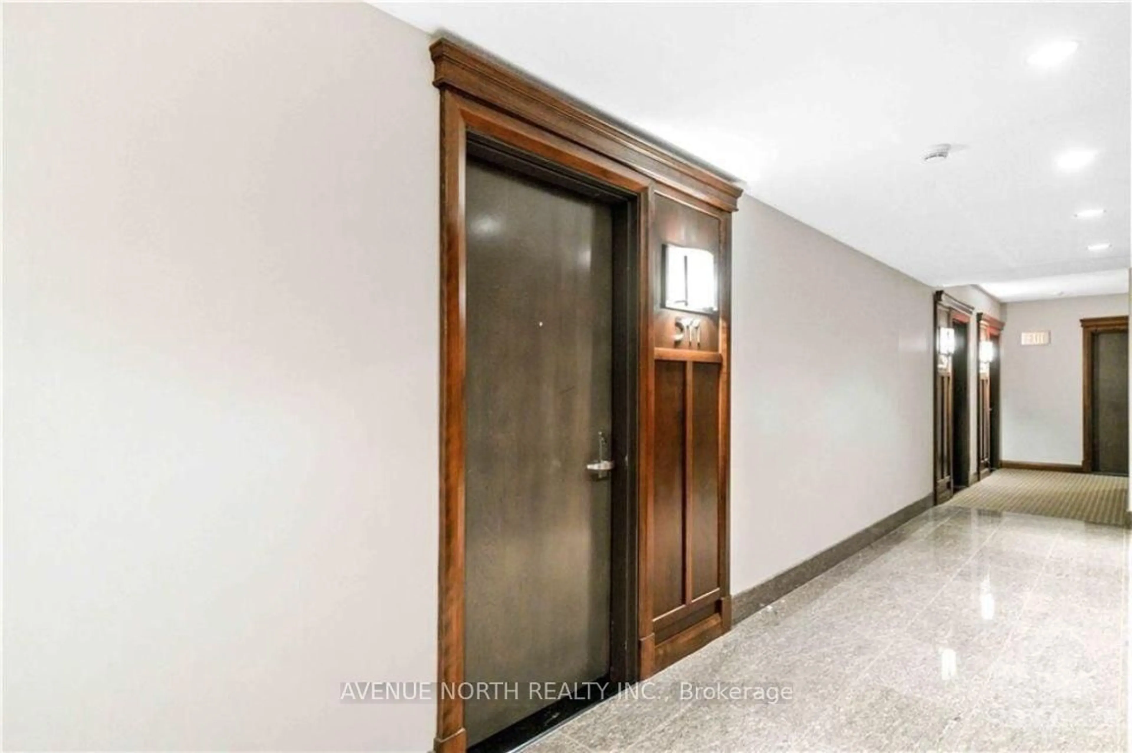 Indoor foyer for 238 BESSERER St #511, Ottawa Ontario K1N 6B1
