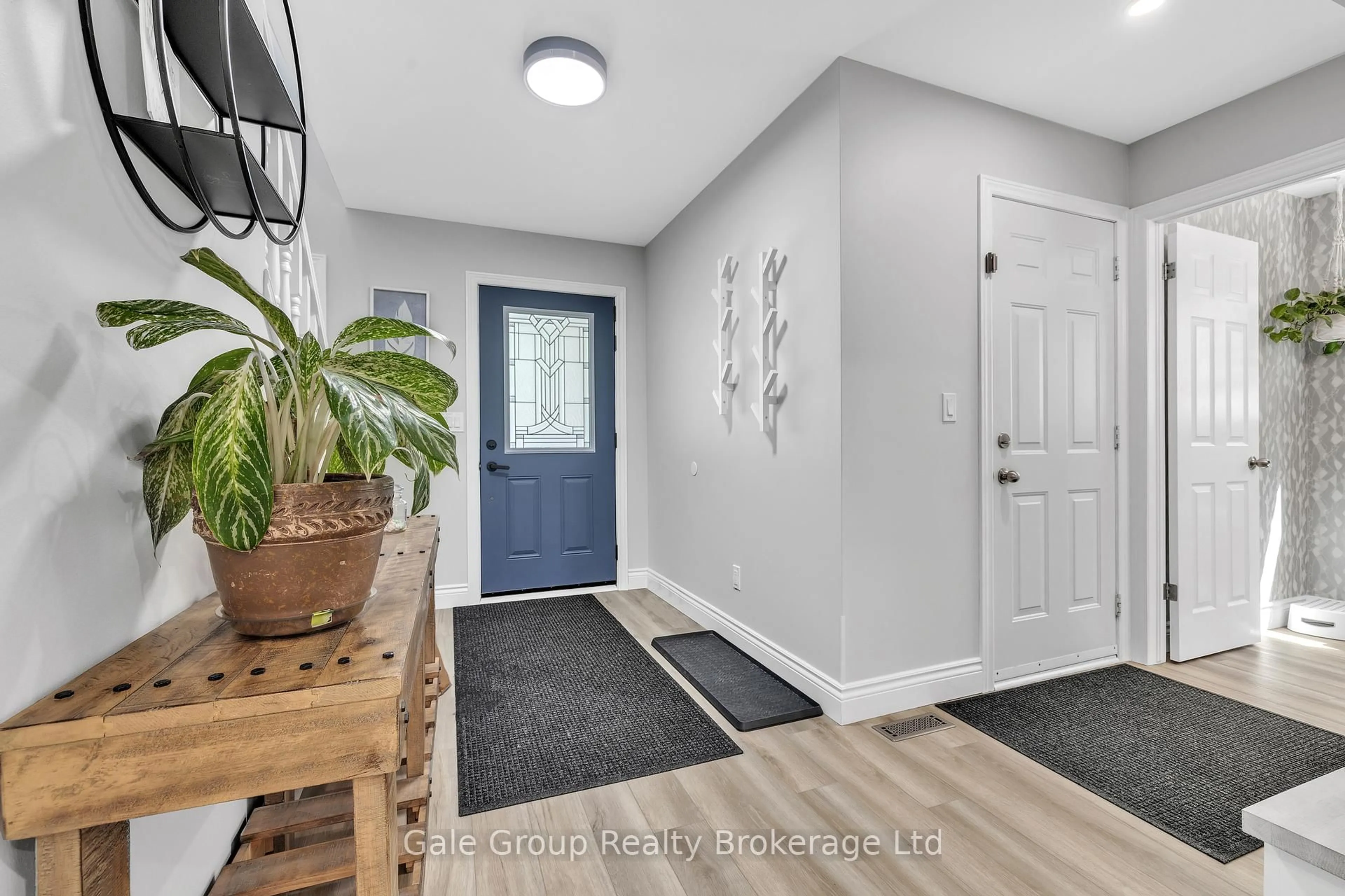 Indoor entryway for 78 Potter's Way, Woodstock Ontario N4S 9A1