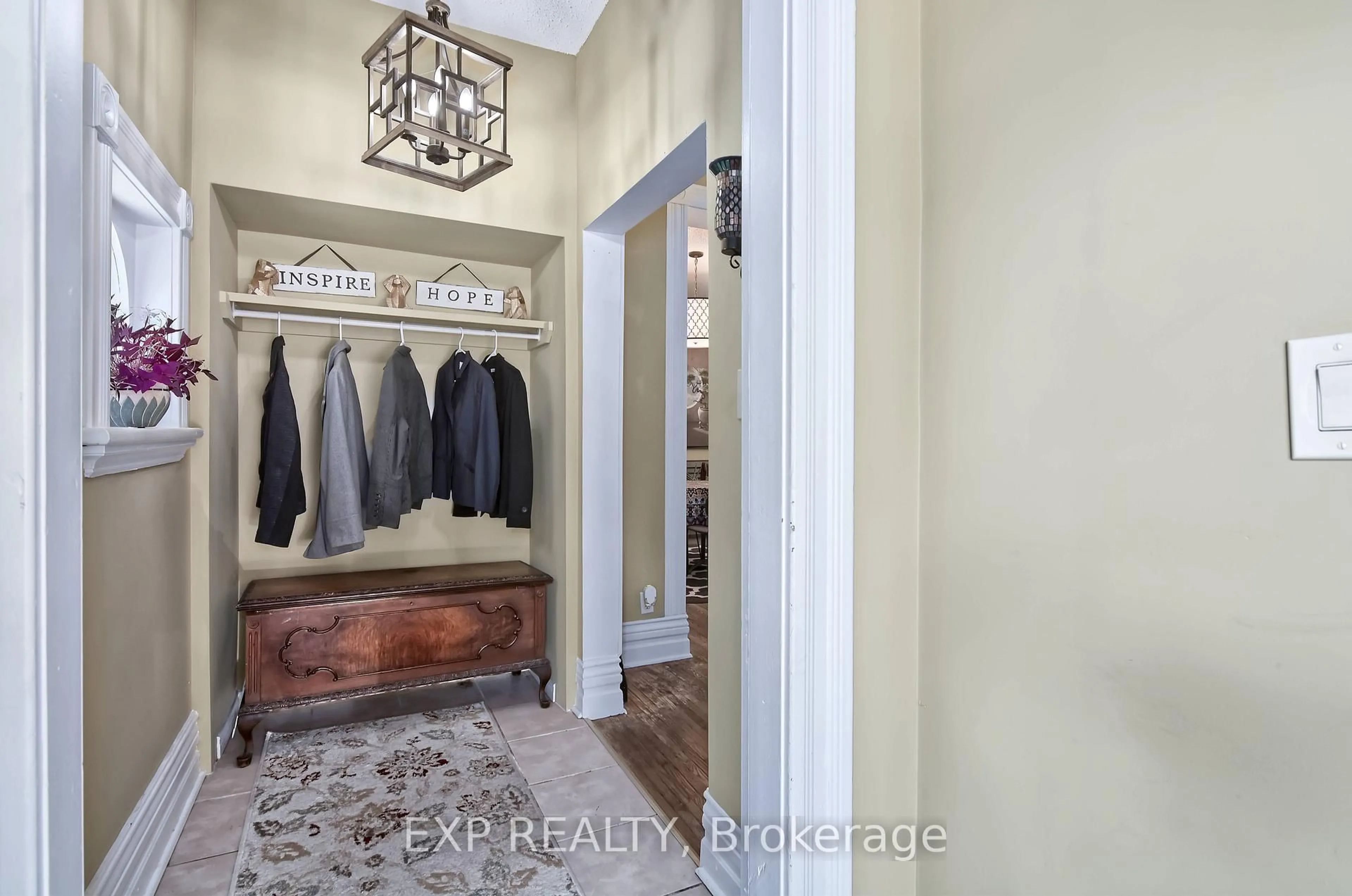 Indoor entryway for 22 Hyatt St, London East Ontario N5Z 1Y5