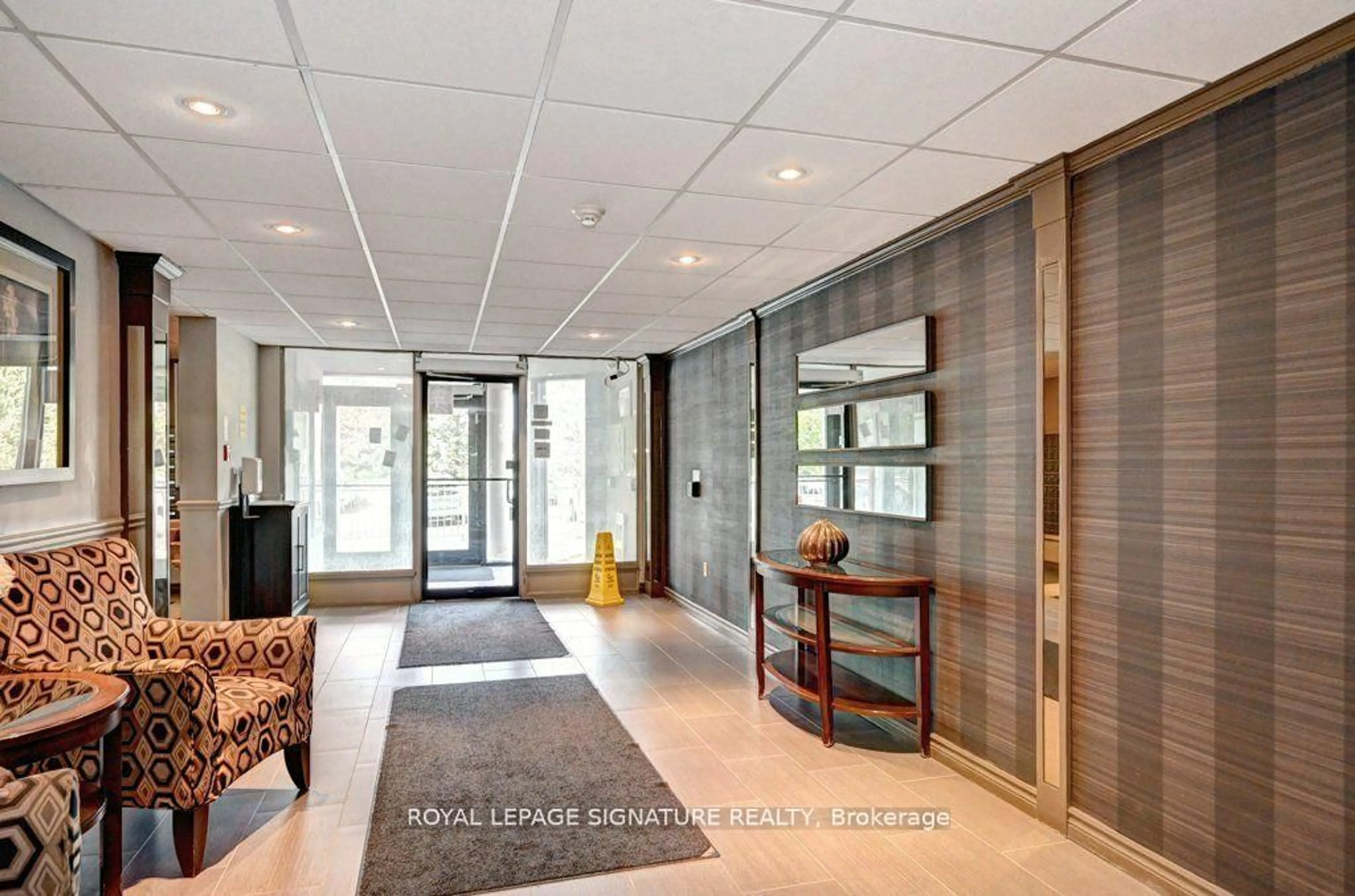 Indoor foyer for 35 Green Valley Dr #1214, Kitchener Ontario N2P 2A5