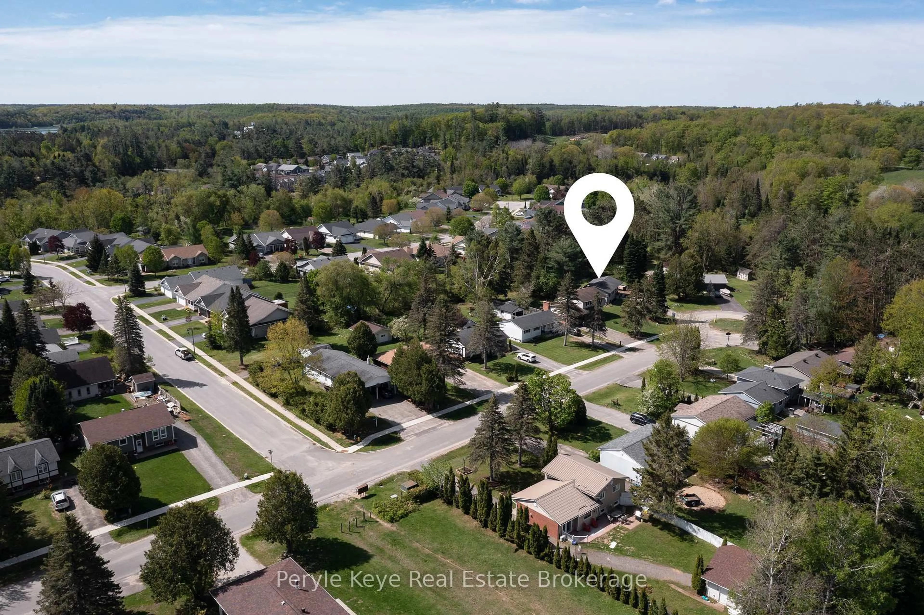 A pic from outside/outdoor area/front of a property/back of a property/a pic from drone, street for 38 Andrea Dr, Bracebridge Ontario P1L 1C5