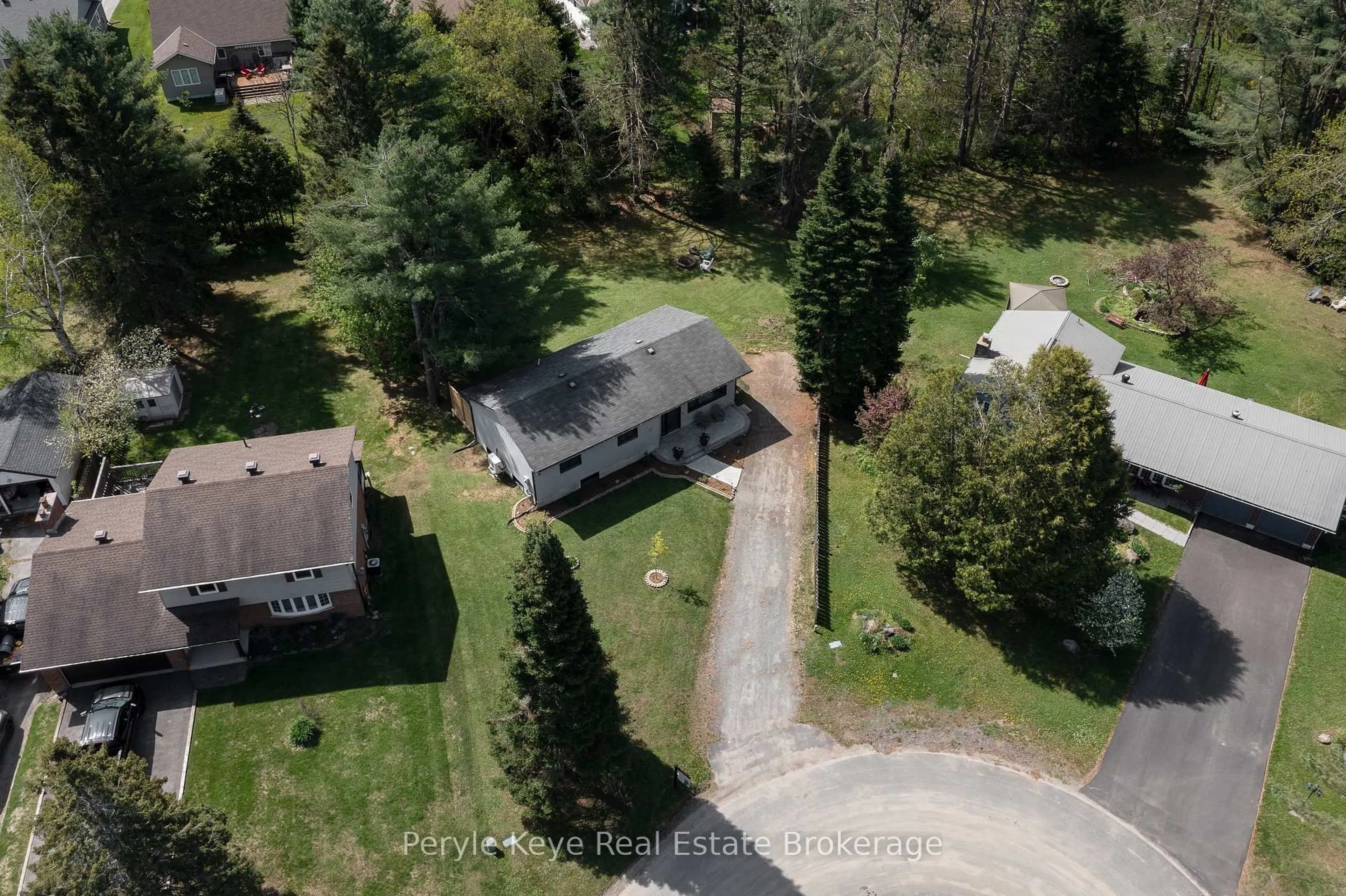 A pic from outside/outdoor area/front of a property/back of a property/a pic from drone, unknown for 38 Andrea Dr, Bracebridge Ontario P1L 1C5