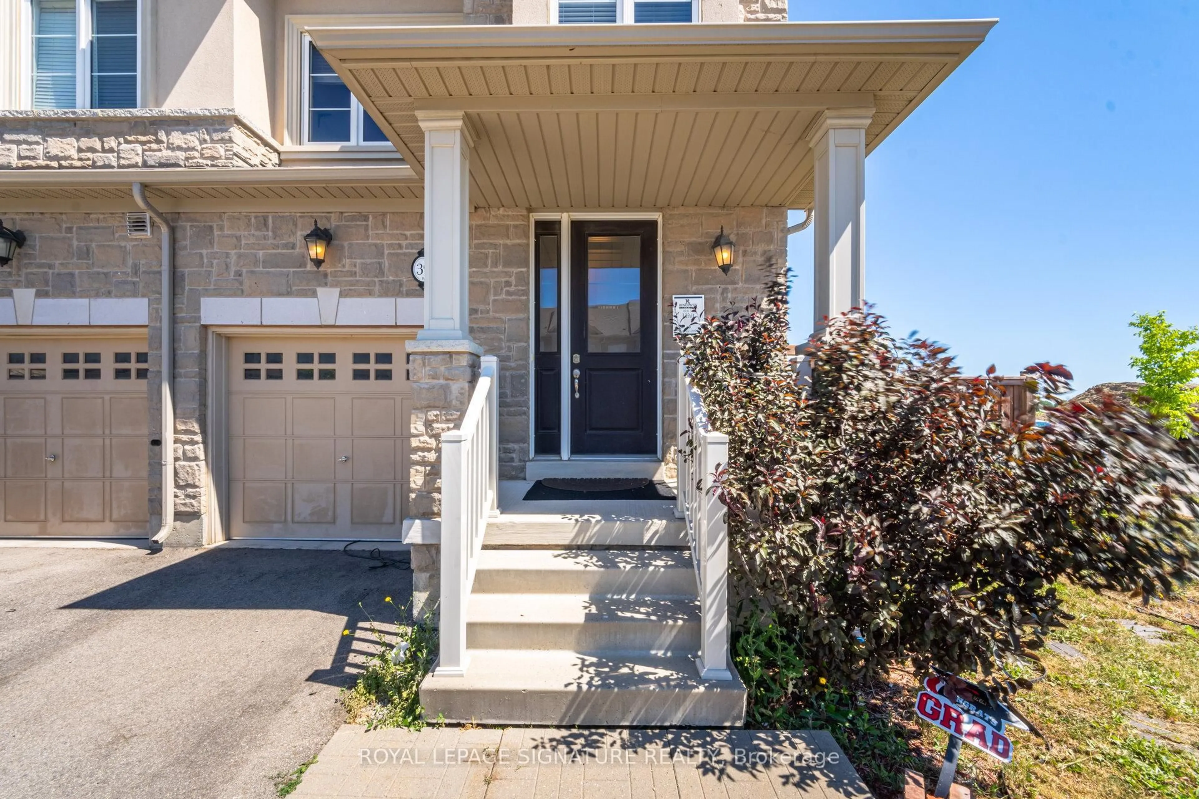 Indoor entryway for 39 Talence Dr, Hamilton Ontario L8J 0L2