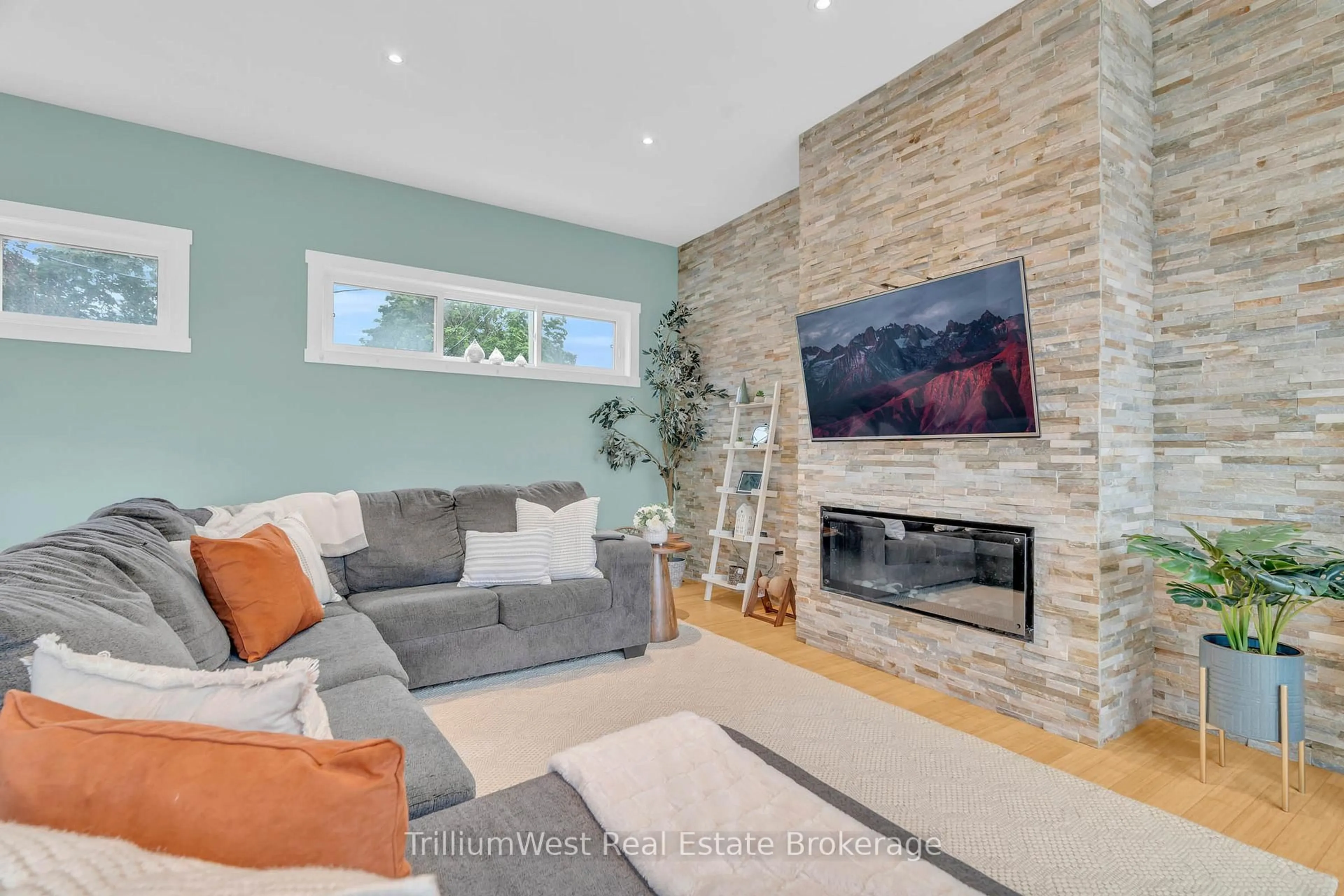 Living room with furniture, unknown for 331 Northumberland St, North Dumfries Ontario N0B 1E0