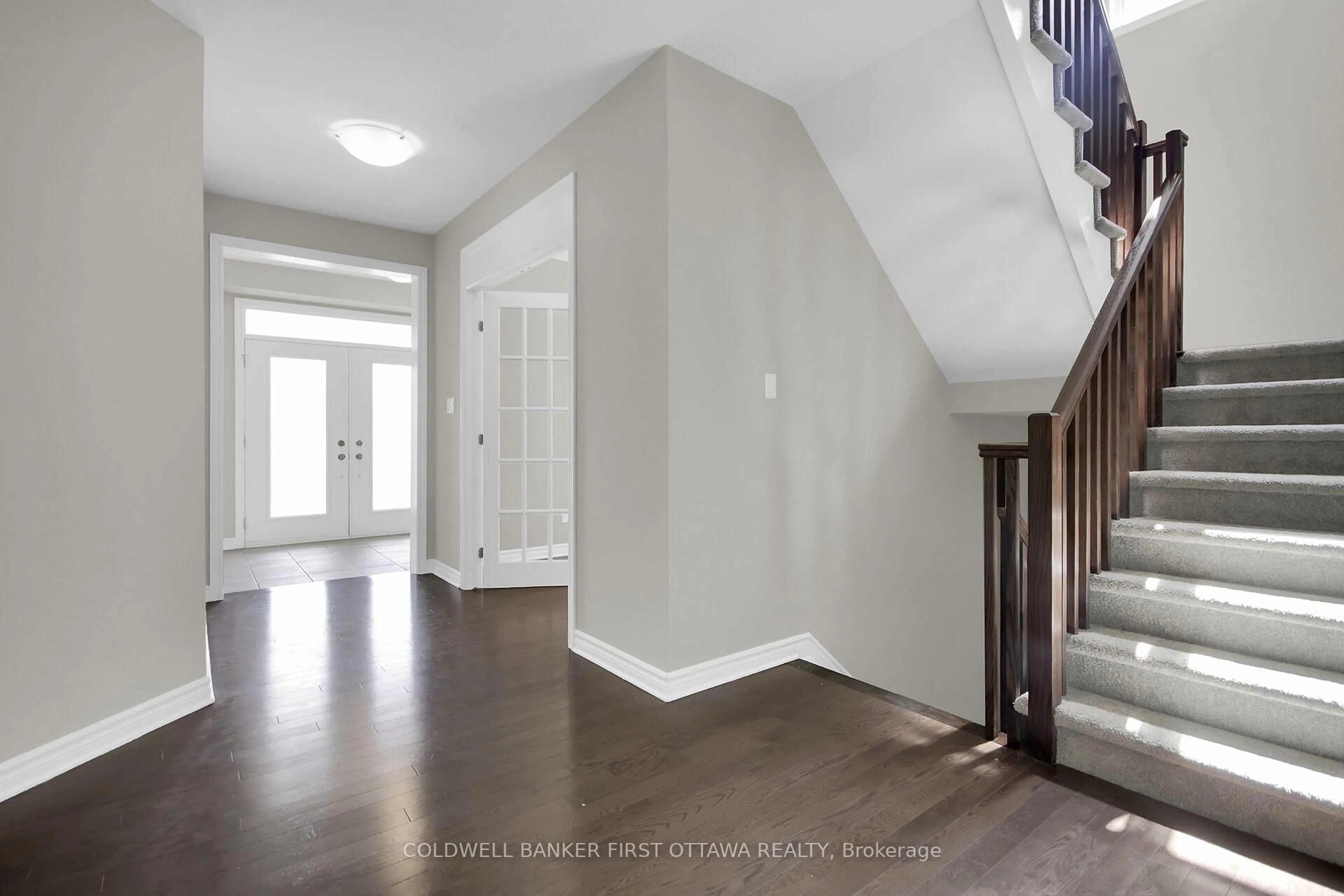 Indoor entryway for 620 SORA Way, Ottawa Ontario K1T 0N7