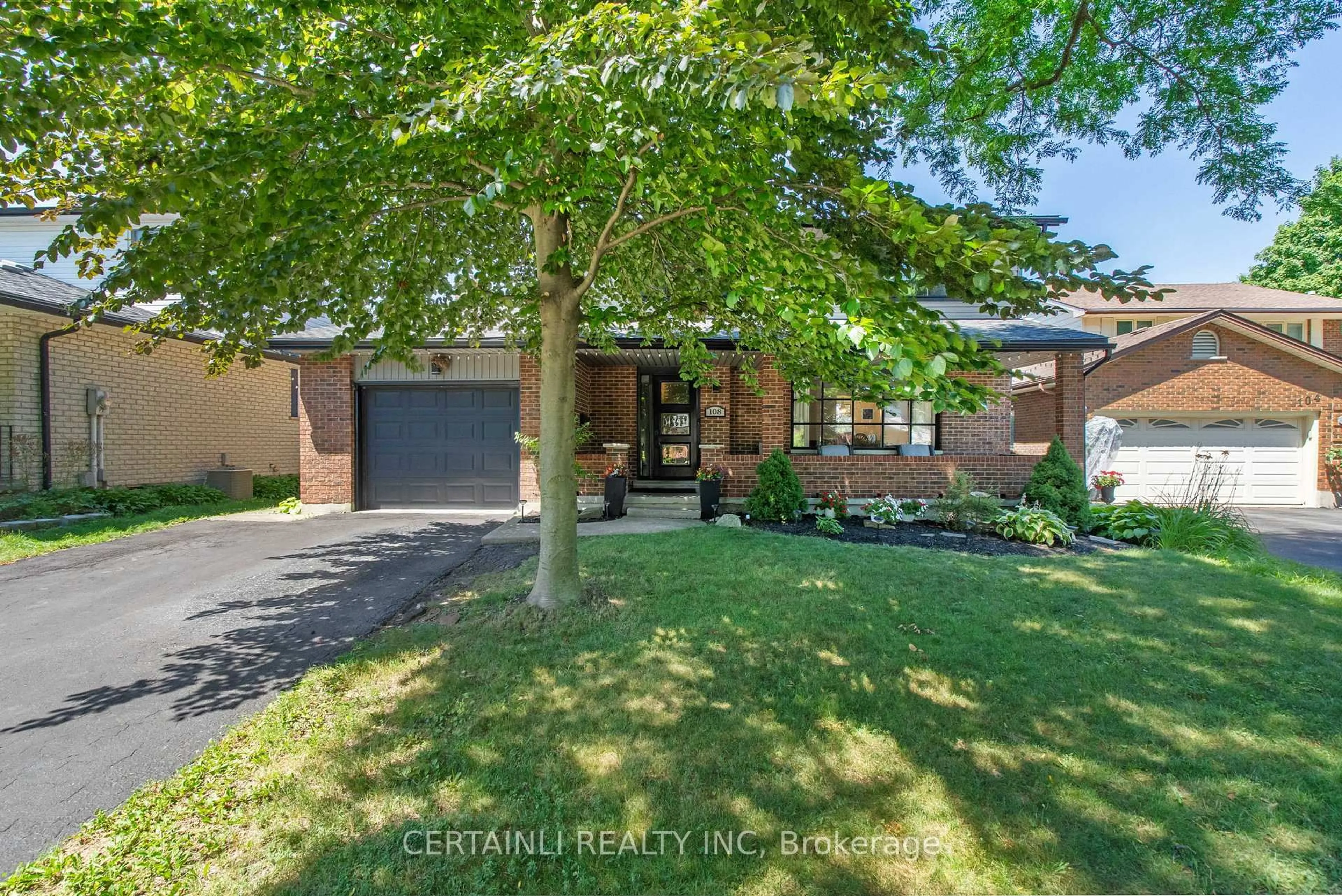 A pic from outside/outdoor area/front of a property/back of a property/a pic from drone, street for 108 HIGHVIEW Ave, London South Ontario N6J 4C9