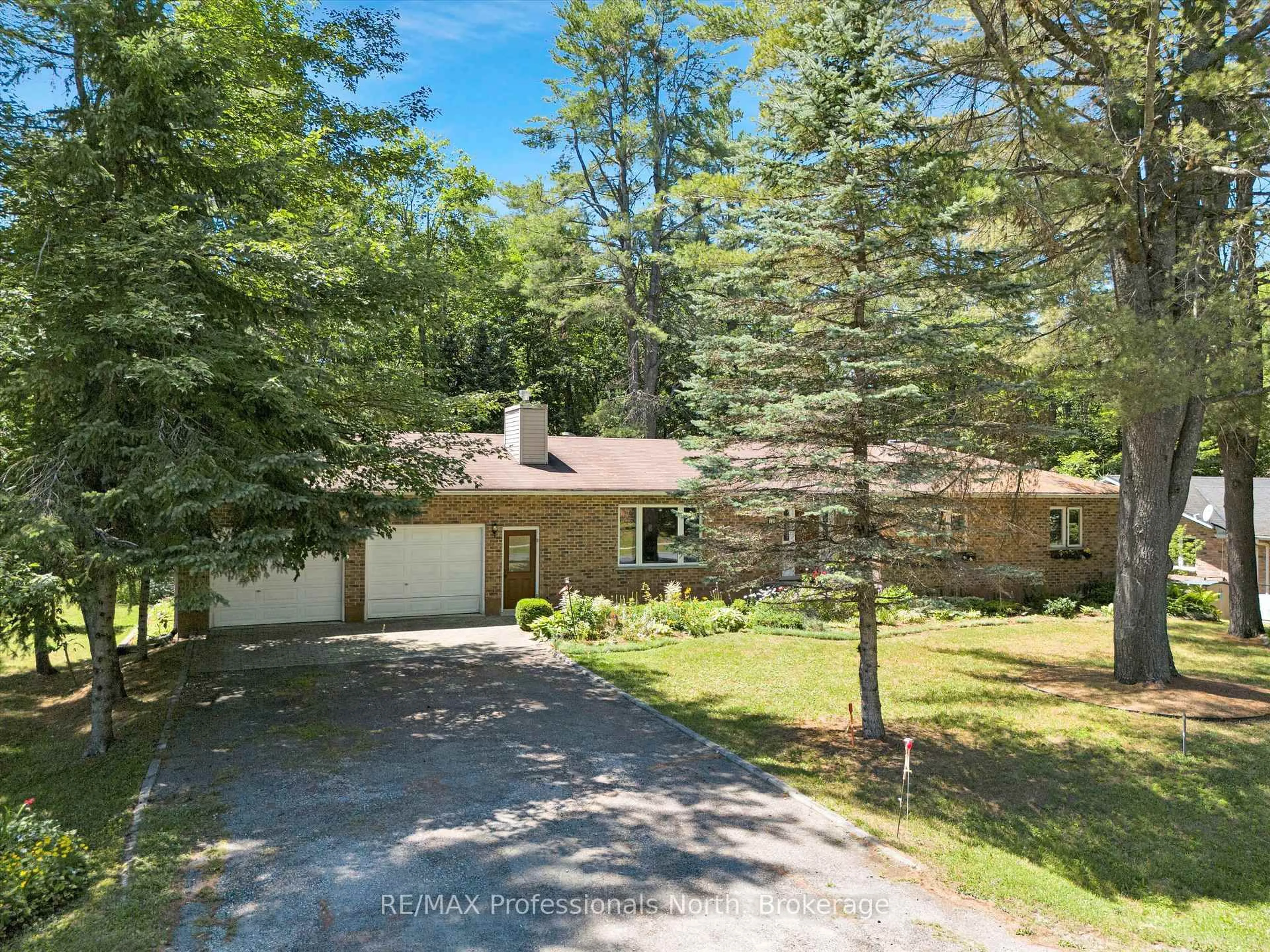 A pic from outside/outdoor area/front of a property/back of a property/a pic from drone, unknown for 113 Glendale Rd, Bracebridge Ontario P1L 1A7