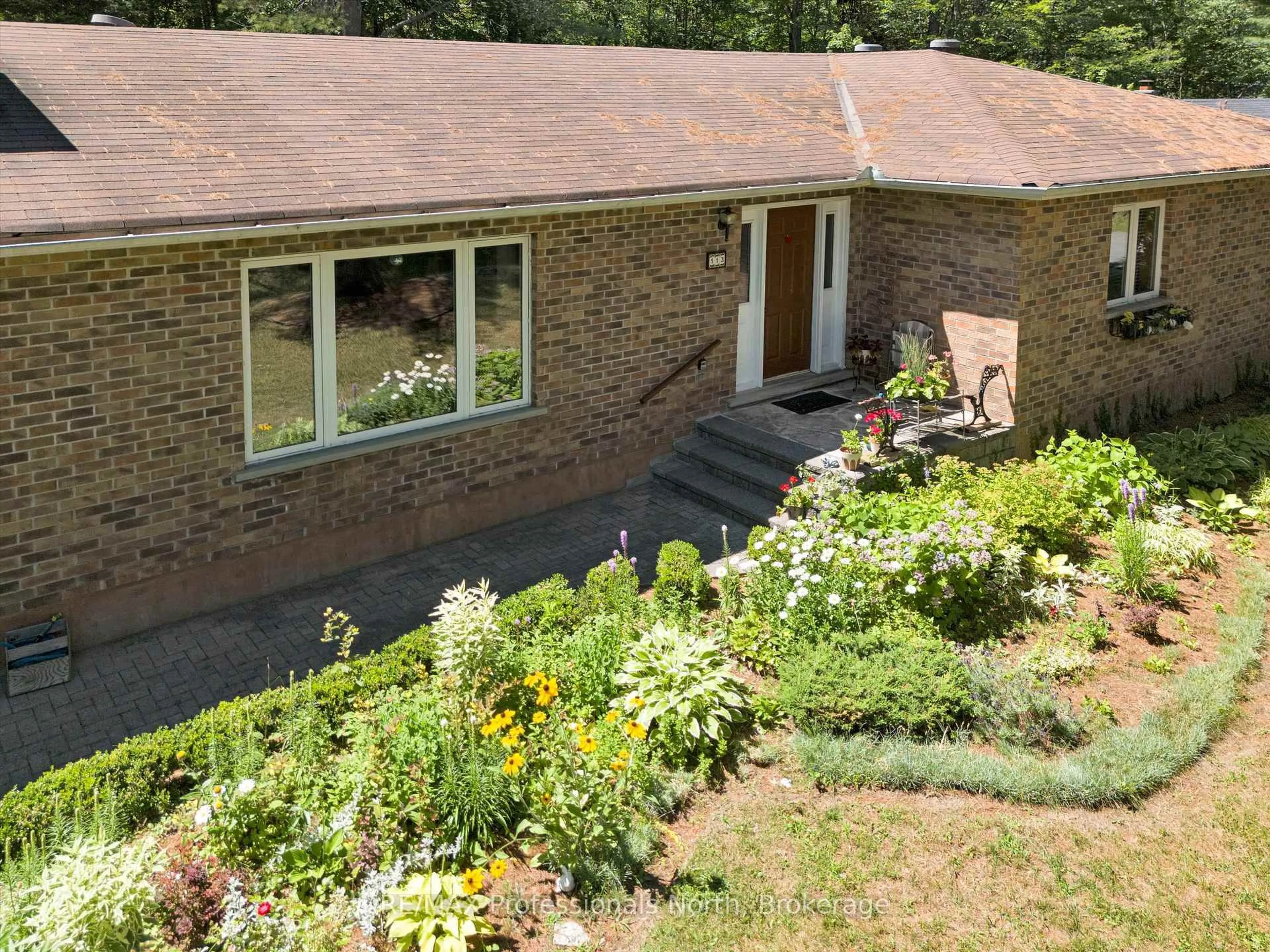 A pic from outside/outdoor area/front of a property/back of a property/a pic from drone, unknown for 113 Glendale Rd, Bracebridge Ontario P1L 1A7