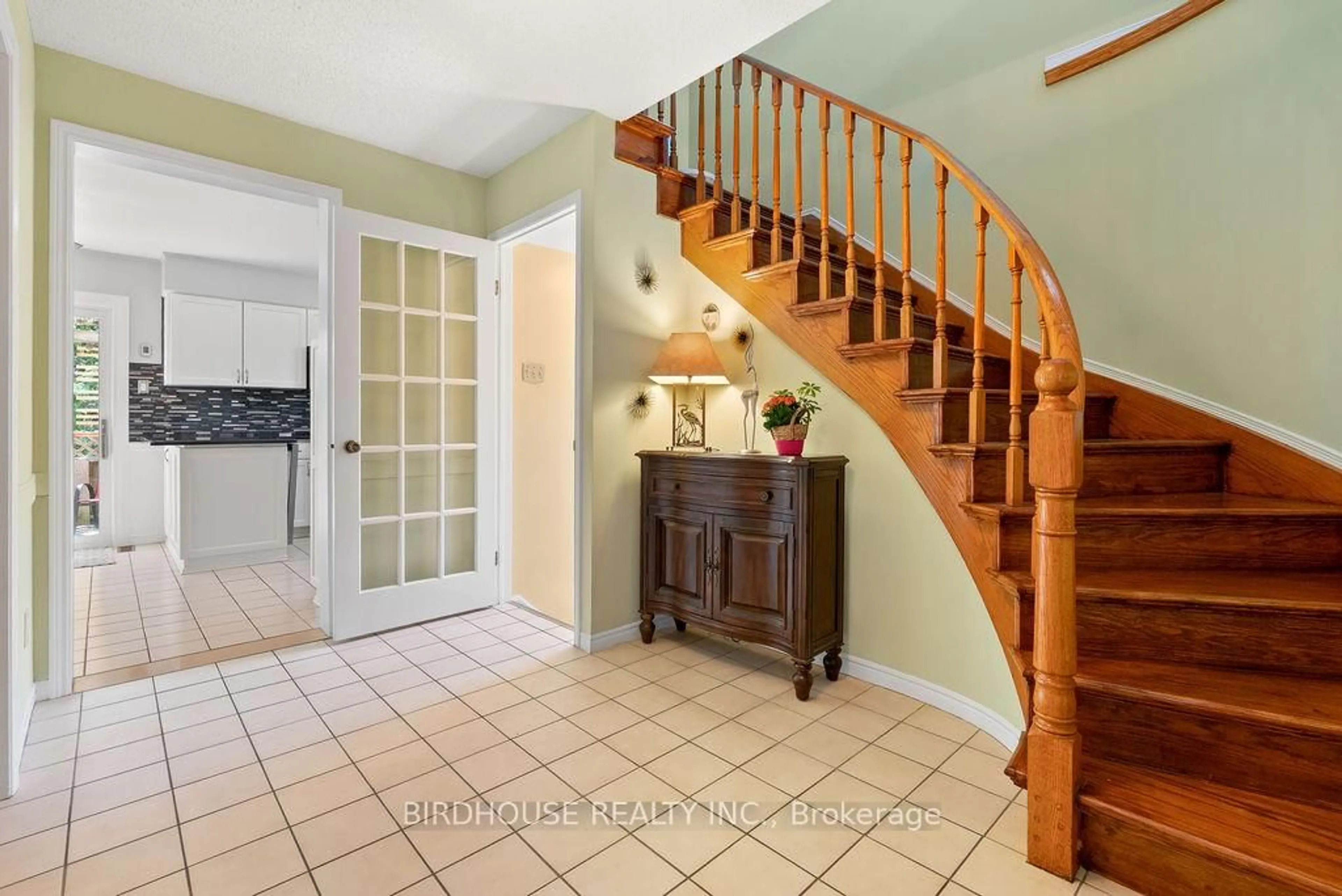 Indoor entryway for 17 Corneil St, Kawartha Lakes Ontario K9V 5T5