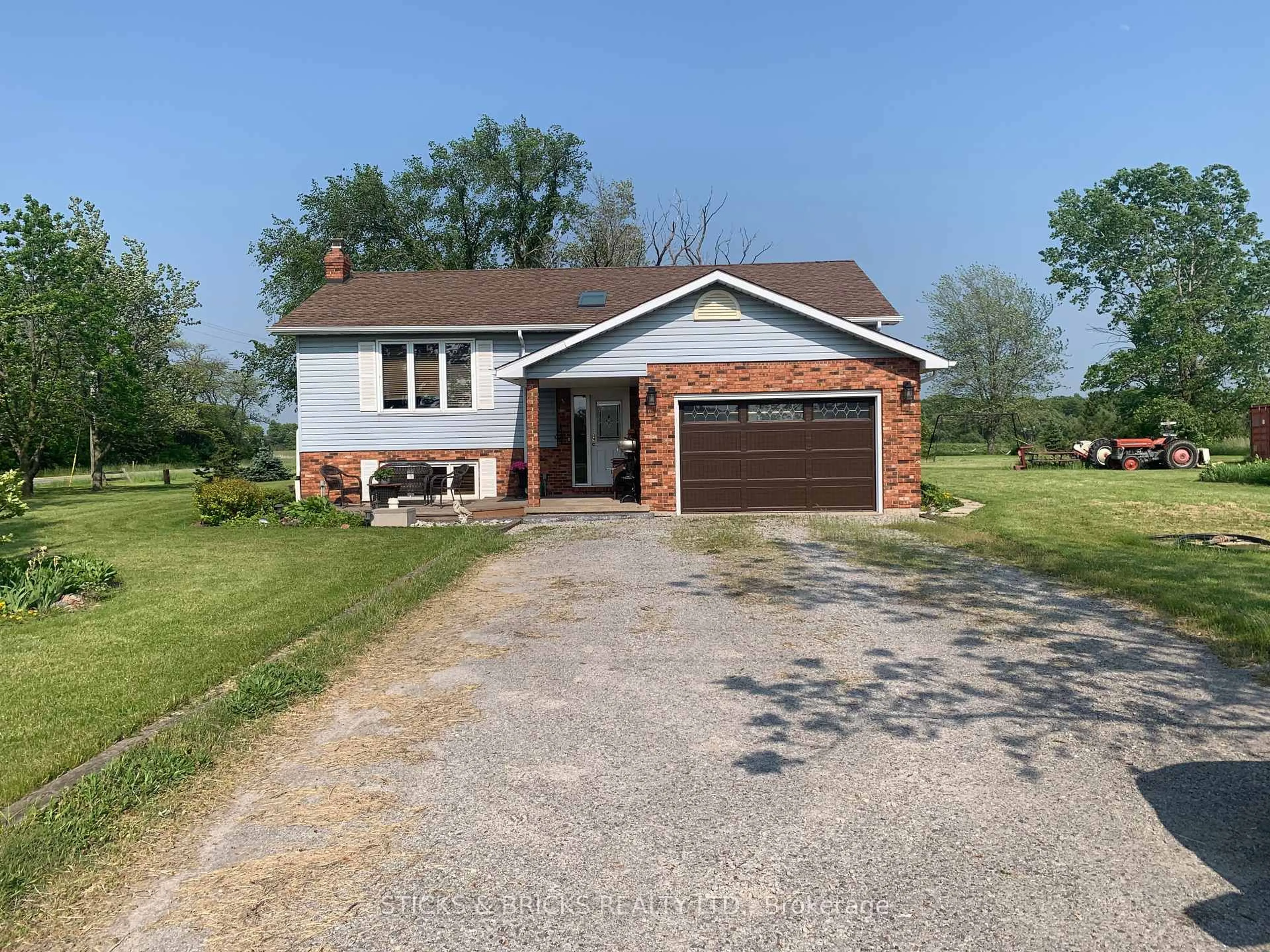 A pic from outside/outdoor area/front of a property/back of a property/a pic from drone, street for 994 Moyer Rd, Welland Ontario L0S 1K0