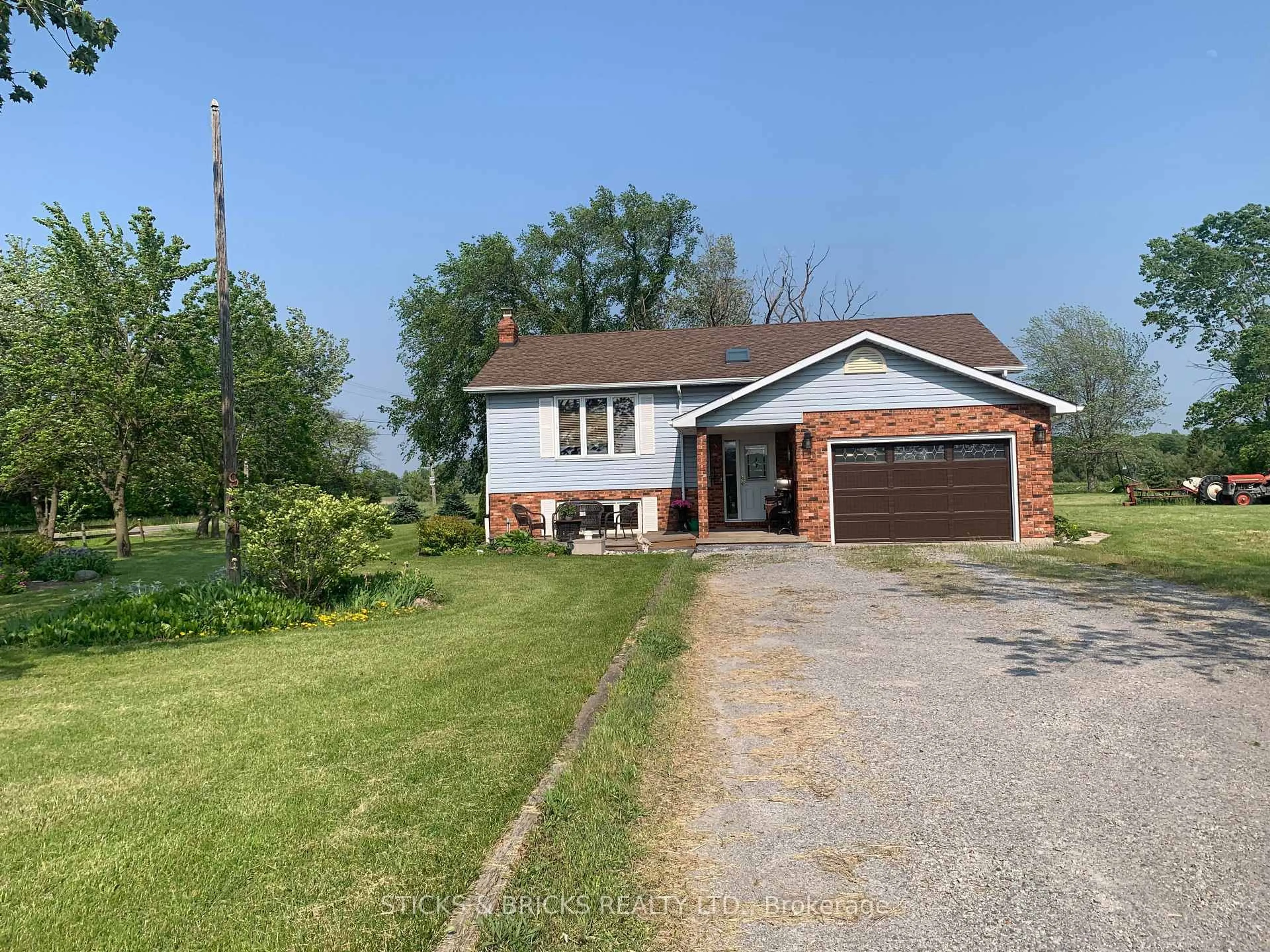 A pic from outside/outdoor area/front of a property/back of a property/a pic from drone, street for 994 Moyer Rd, Welland Ontario L0S 1K0