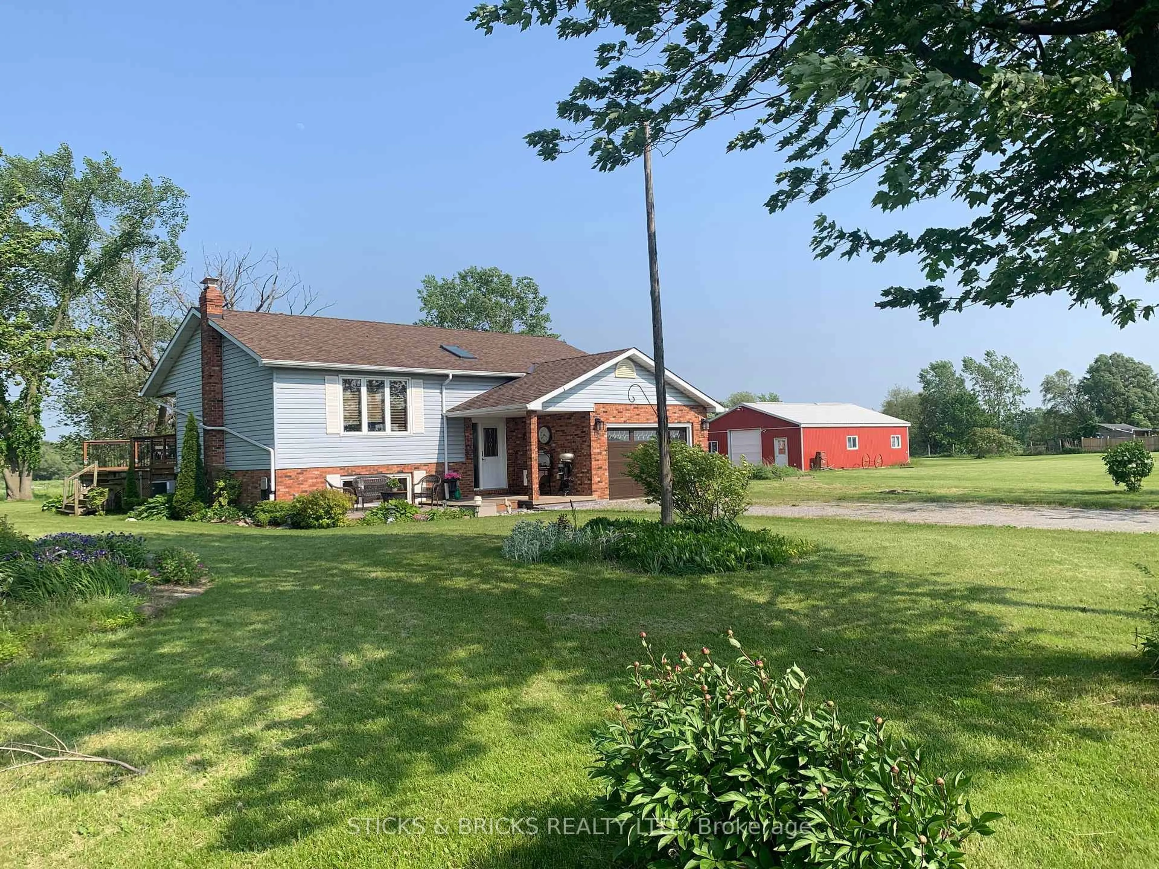 A pic from outside/outdoor area/front of a property/back of a property/a pic from drone, unknown for 994 Moyer Rd, Welland Ontario L0S 1K0