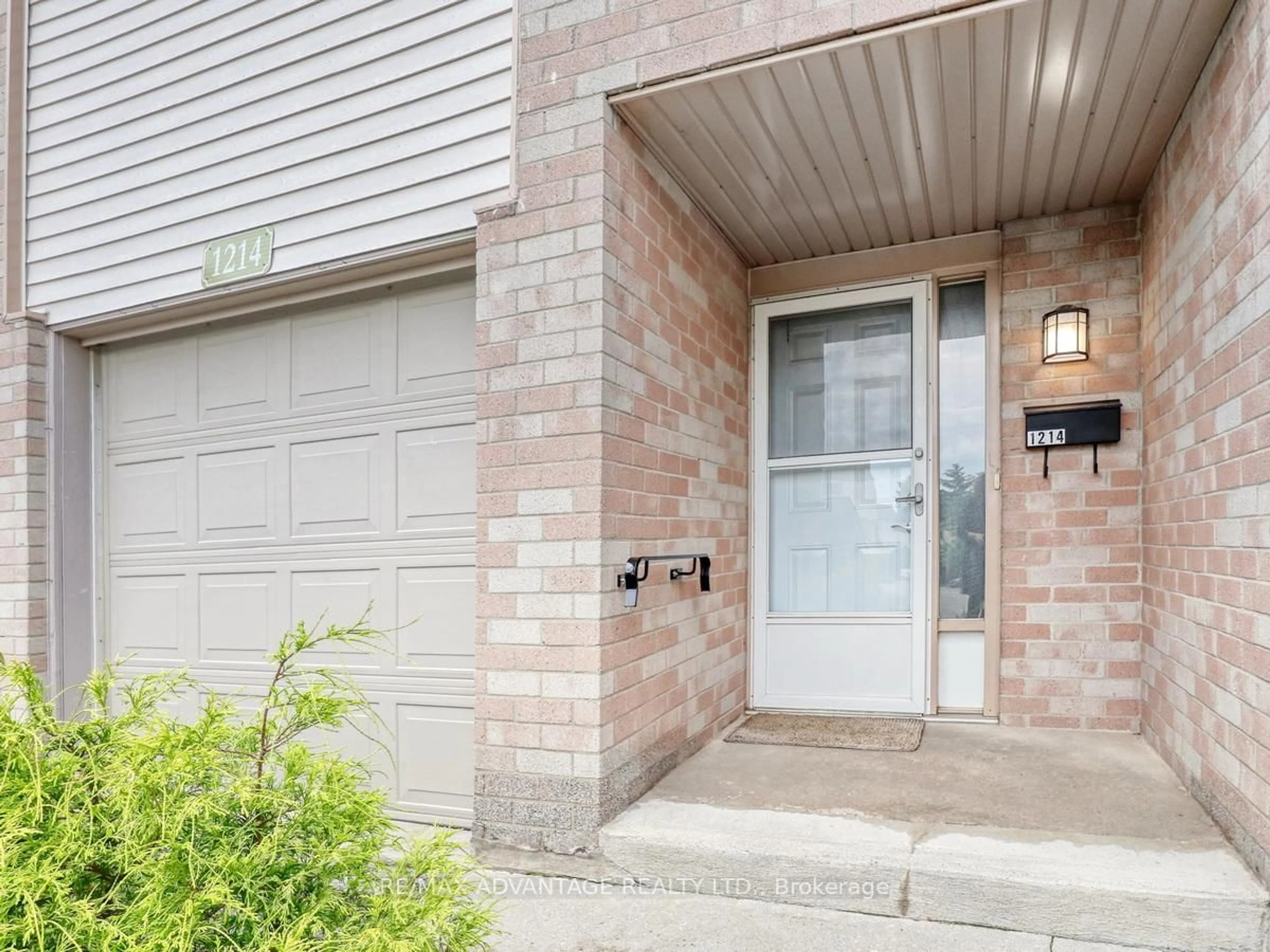 Indoor entryway for 1214 Limberlost Rd, London North Ontario N6G 3A5