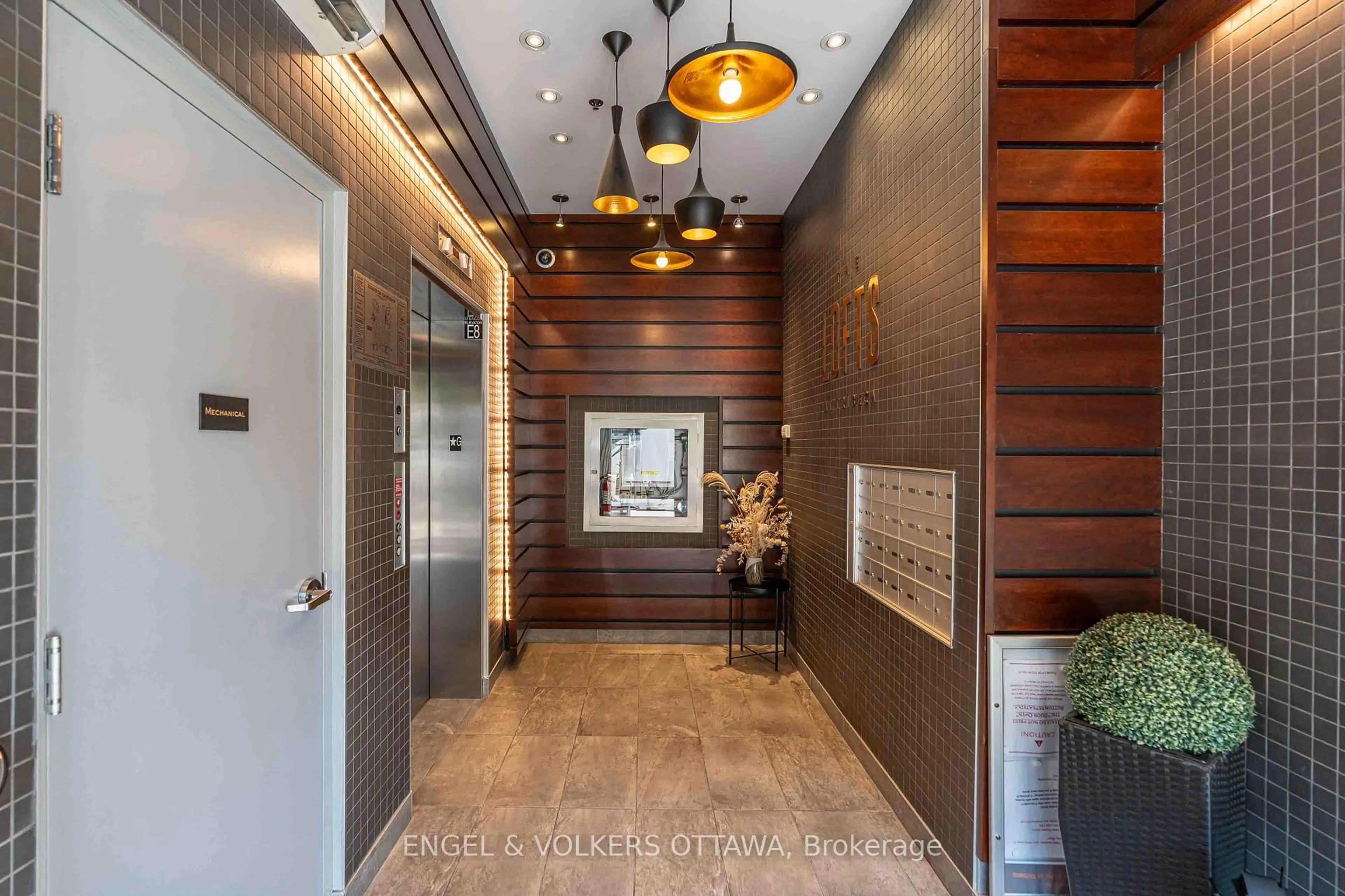 Indoor foyer for 197 lisgar St #218, Ottawa Ontario K2P 0C3