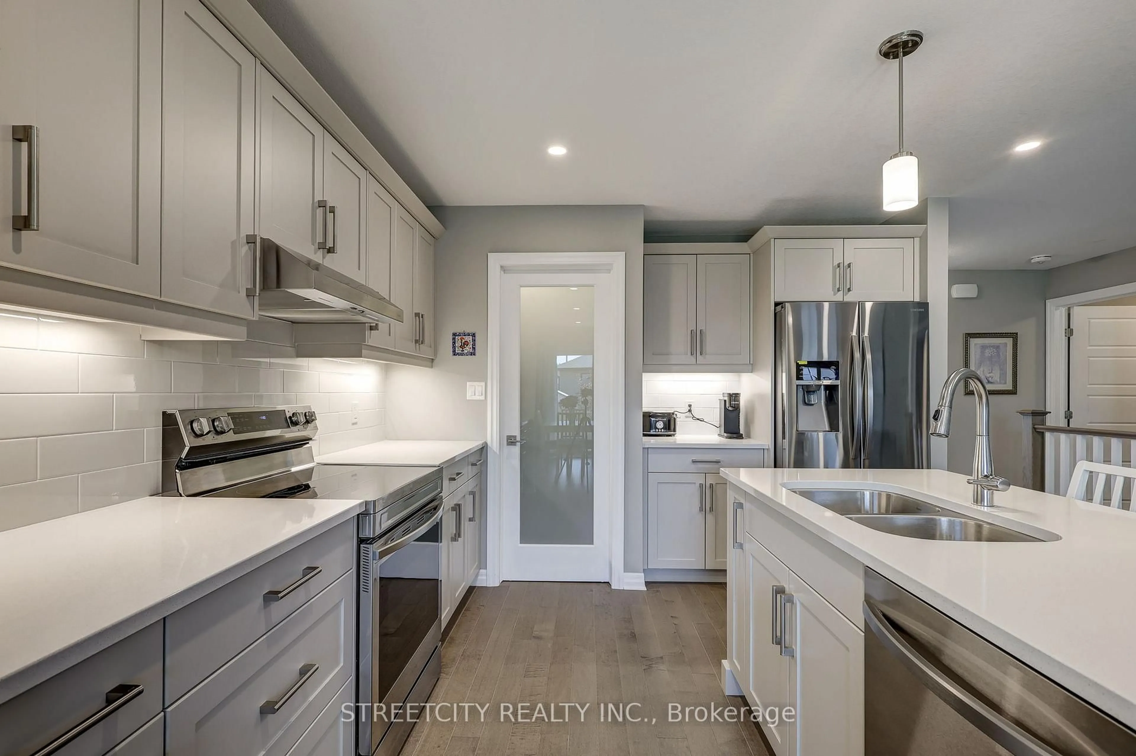 Open concept kitchen, ceramic/tile floor for 21 Feathers Crossing, St. Thomas Ontario N5R 0M4