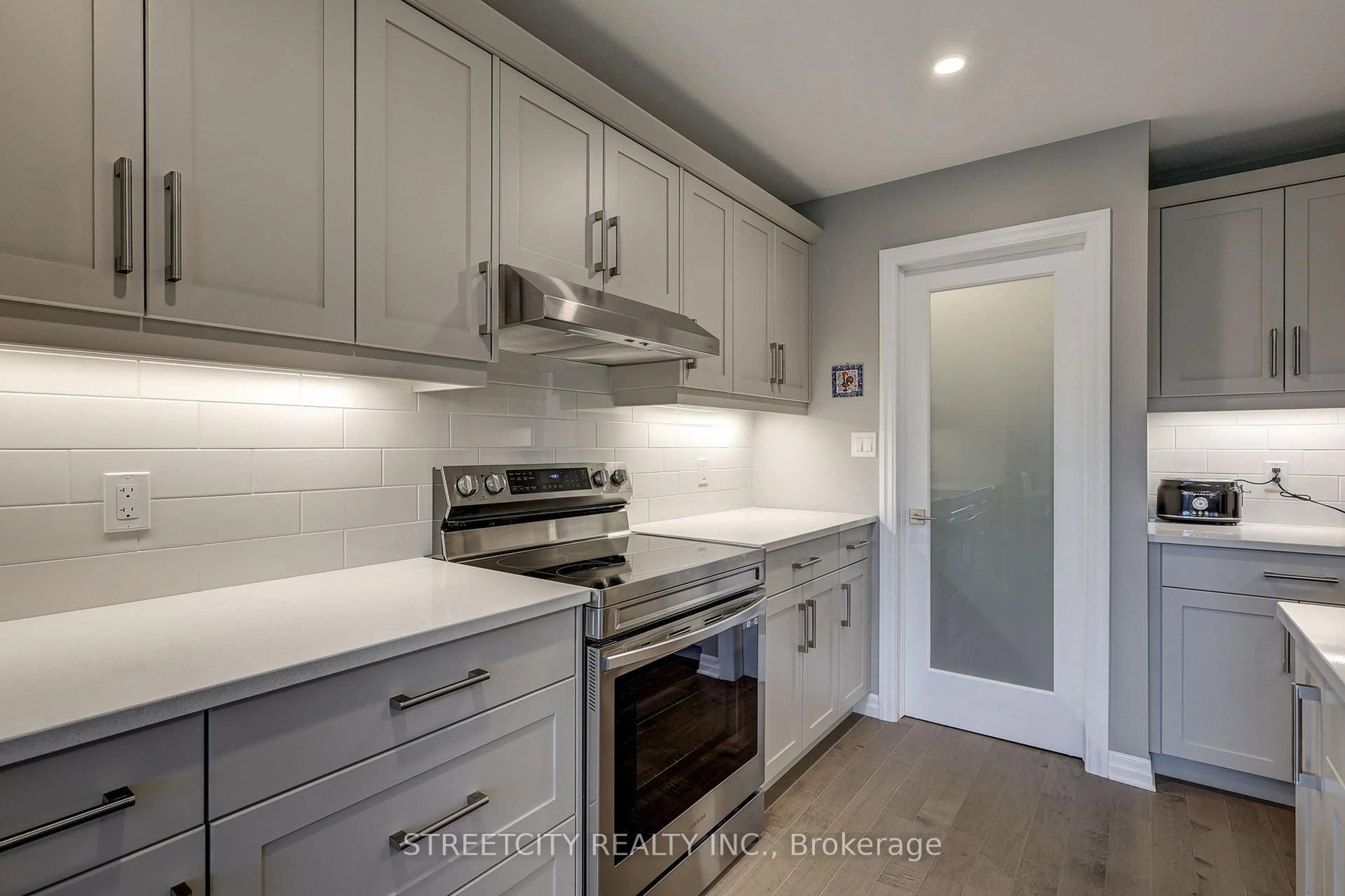 Open concept kitchen, unknown for 21 Feathers Crossing, St. Thomas Ontario N5R 0M4