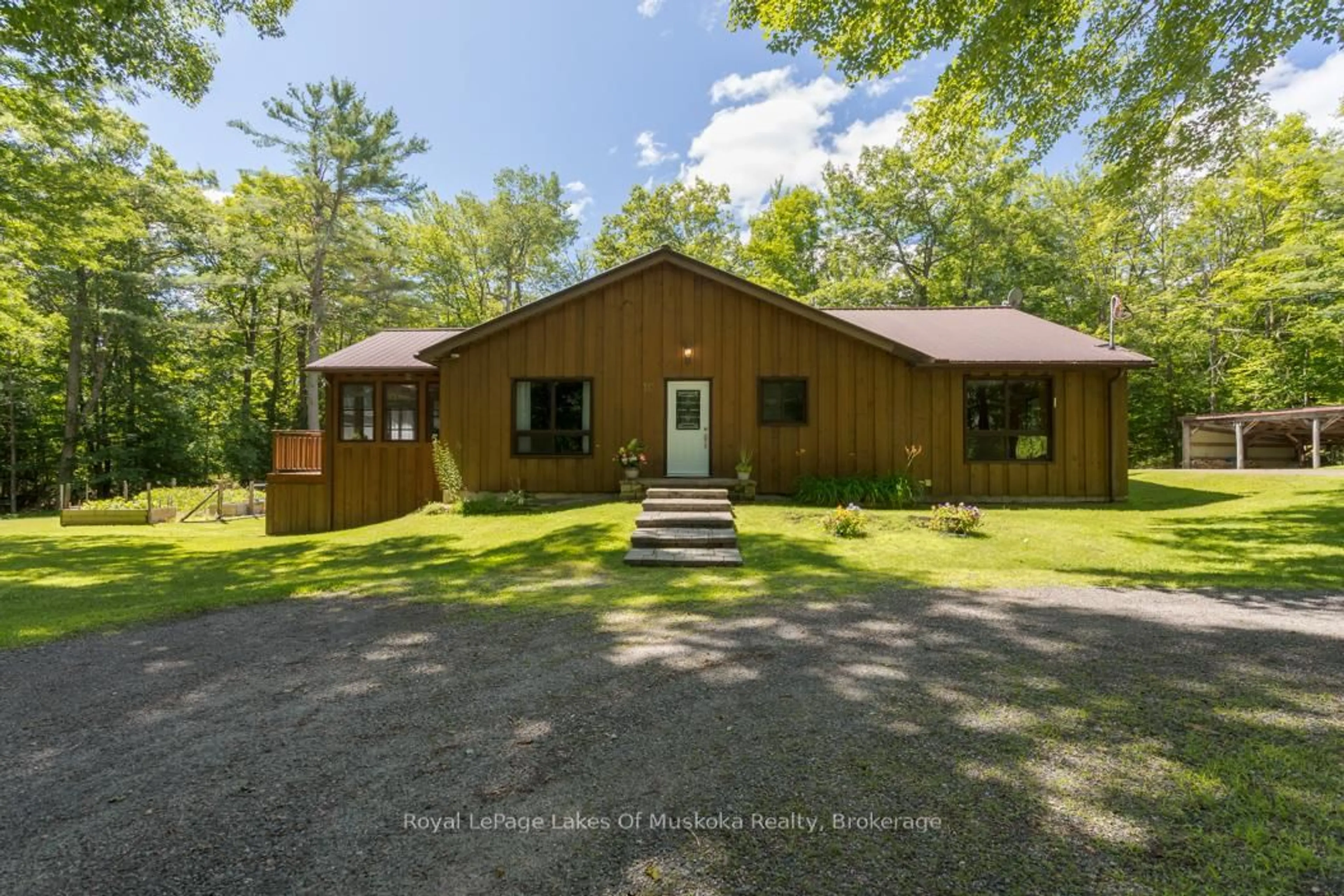 A pic from outside/outdoor area/front of a property/back of a property/a pic from drone, unknown for 10 Muskoka Pines Rd, Bracebridge Ontario P1L 0A1