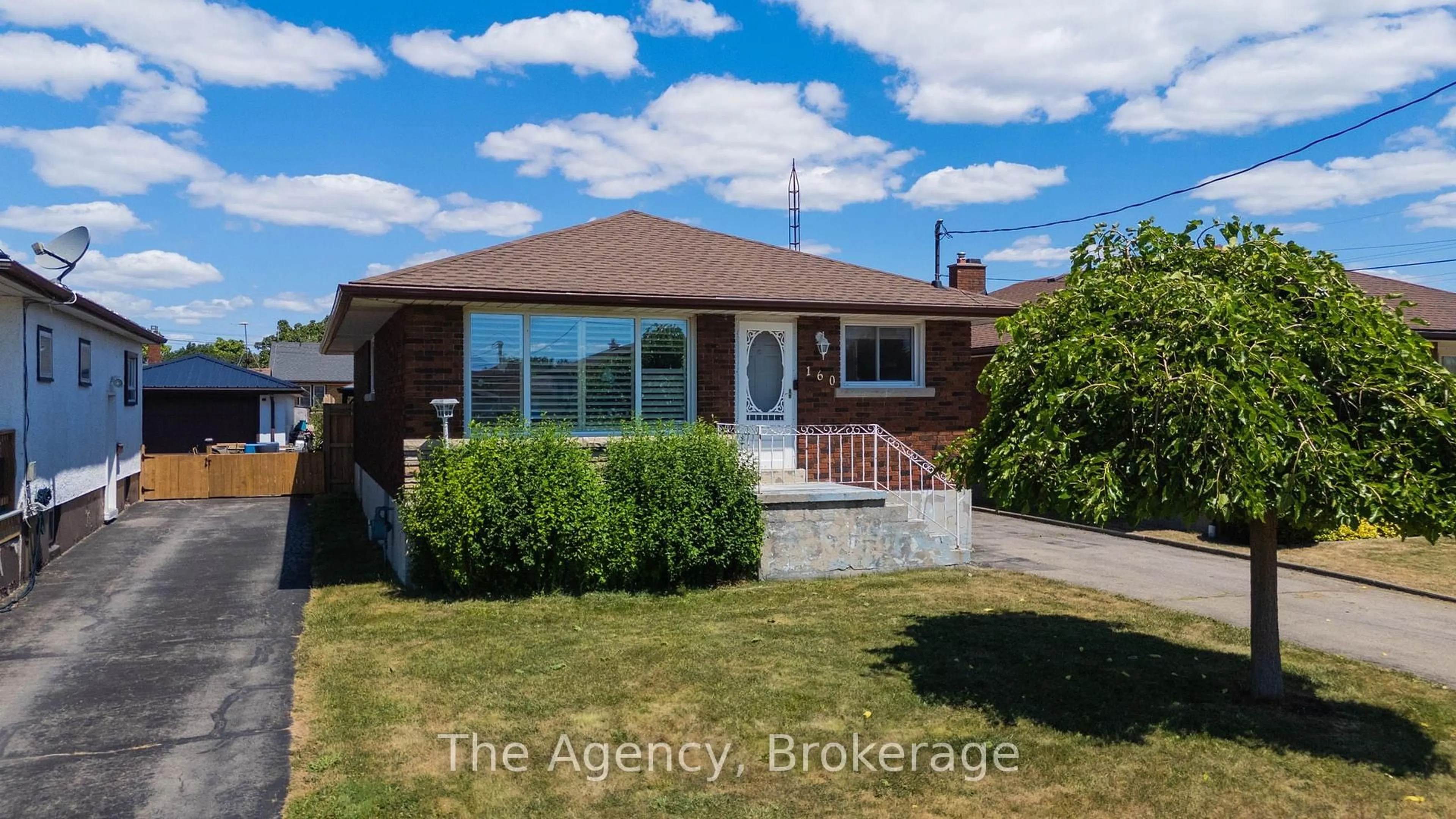 A pic from outside/outdoor area/front of a property/back of a property/a pic from drone, street for 160 Johnston St, Port Colborne Ontario L3K 1H1