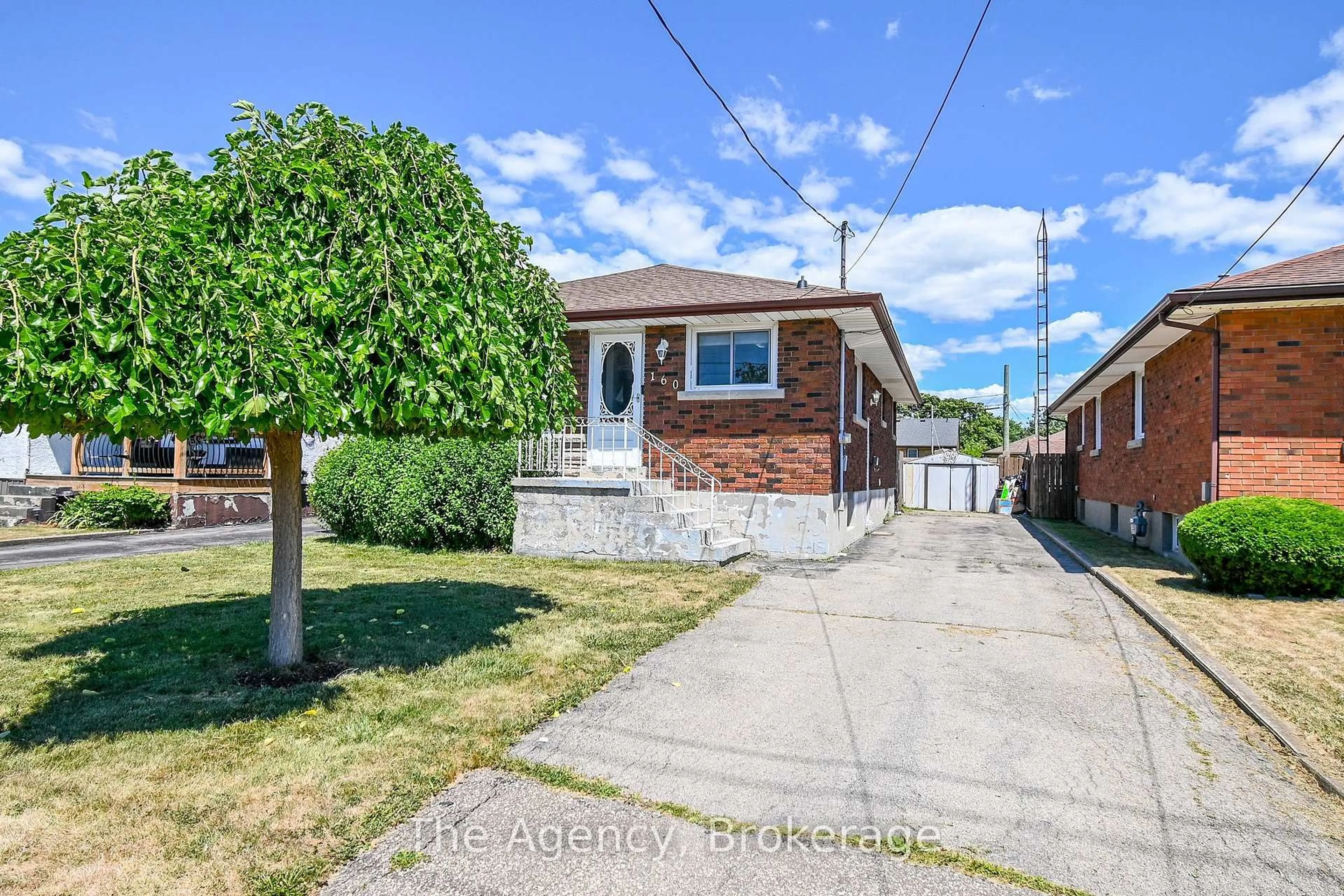 A pic from outside/outdoor area/front of a property/back of a property/a pic from drone, street for 160 Johnston St, Port Colborne Ontario L3K 1H1