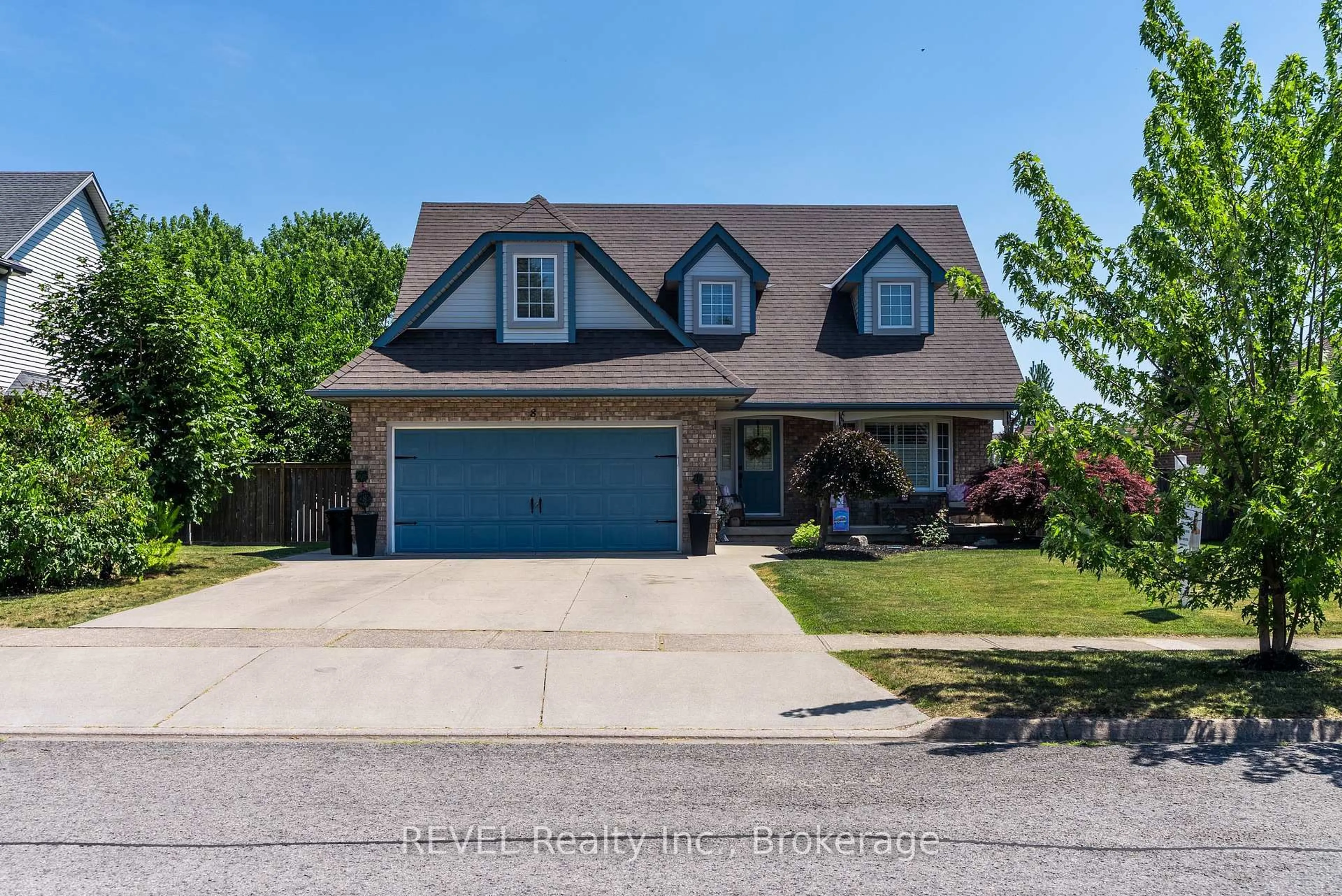 Home with vinyl exterior material, street for 8 Virginia St, Welland Ontario L3C 7A5