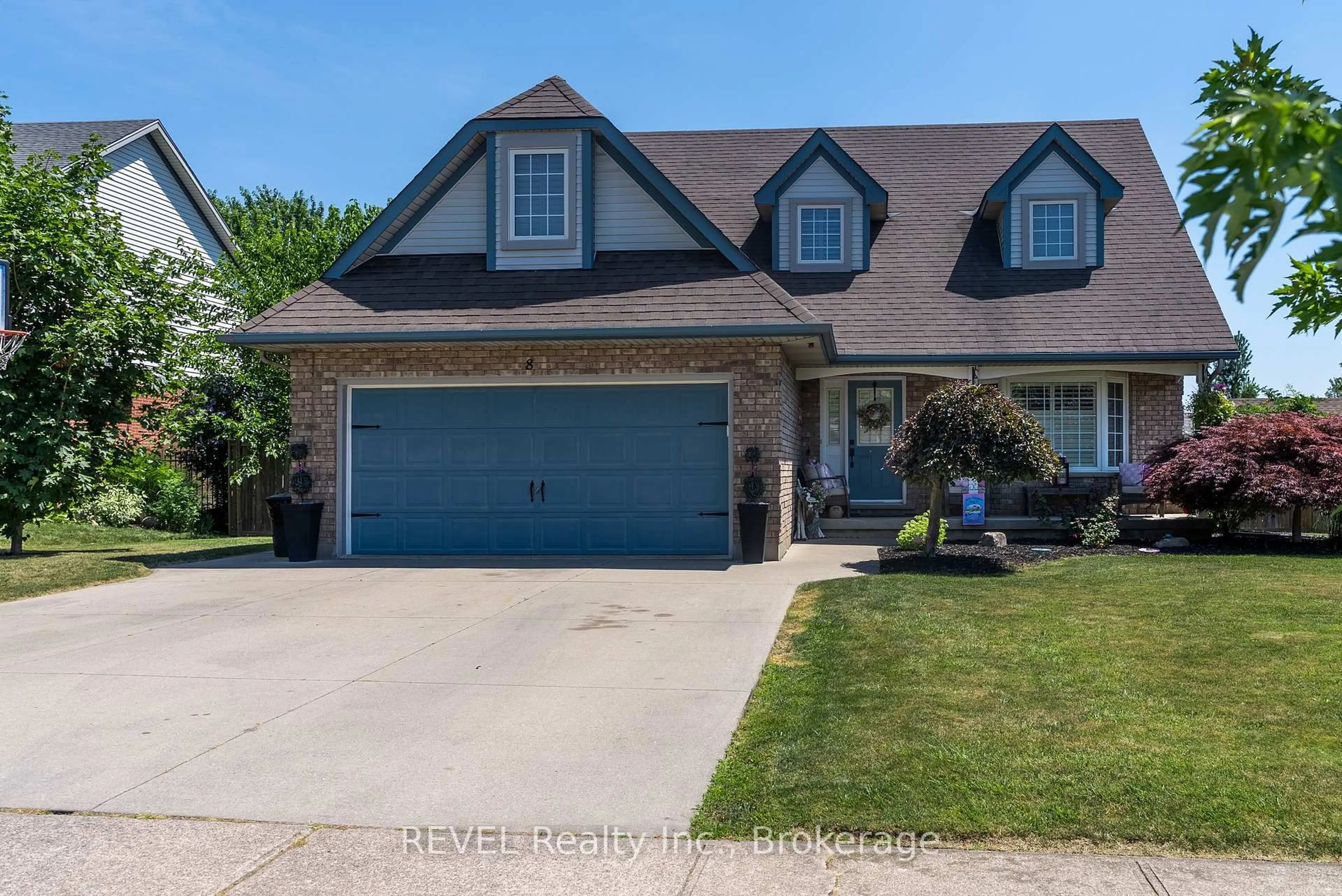 Home with vinyl exterior material, street for 8 Virginia St, Welland Ontario L3C 7A5