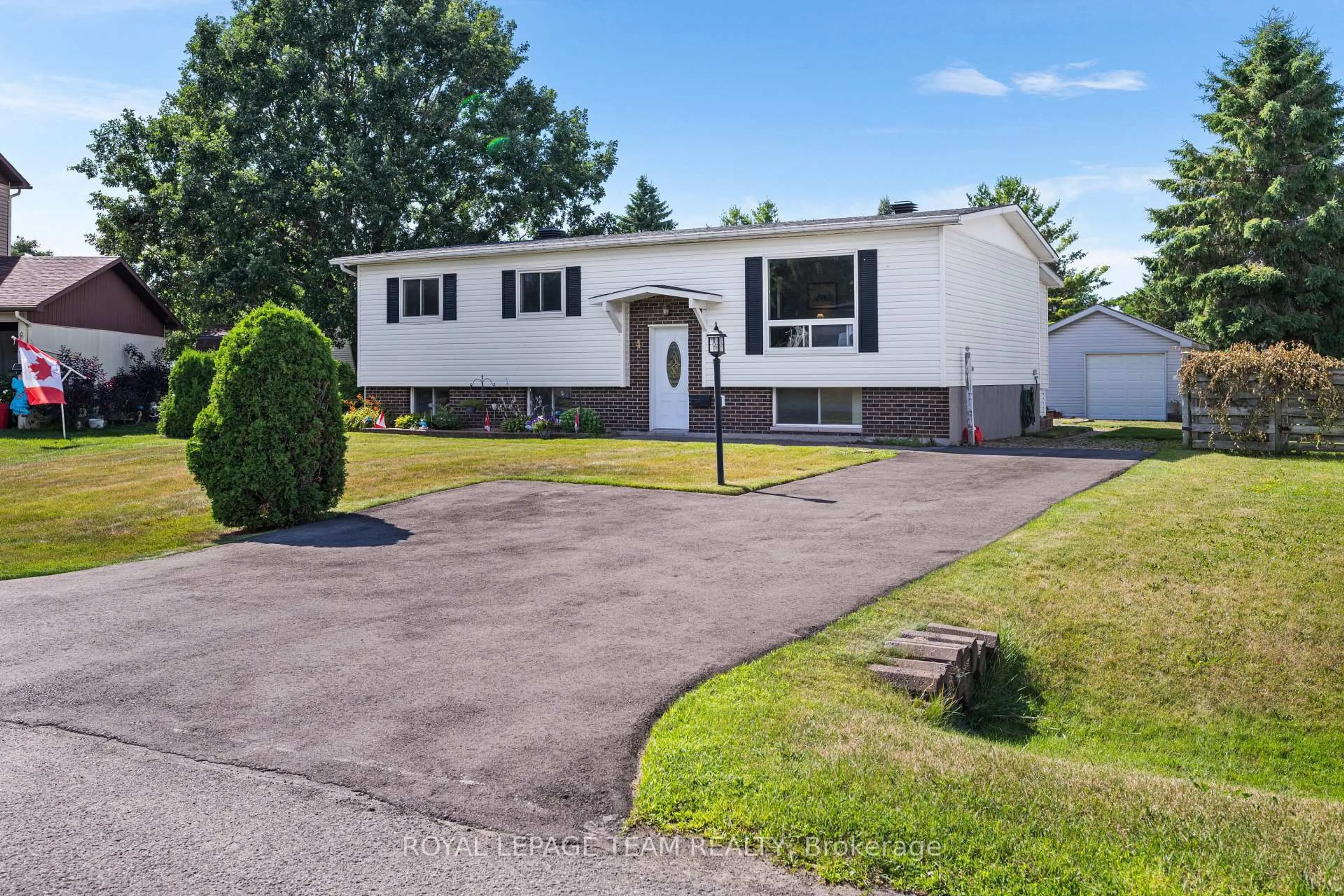 Home with vinyl exterior material, street for 4 Dowdall Cres, Stittsville Ontario K2S 1V1