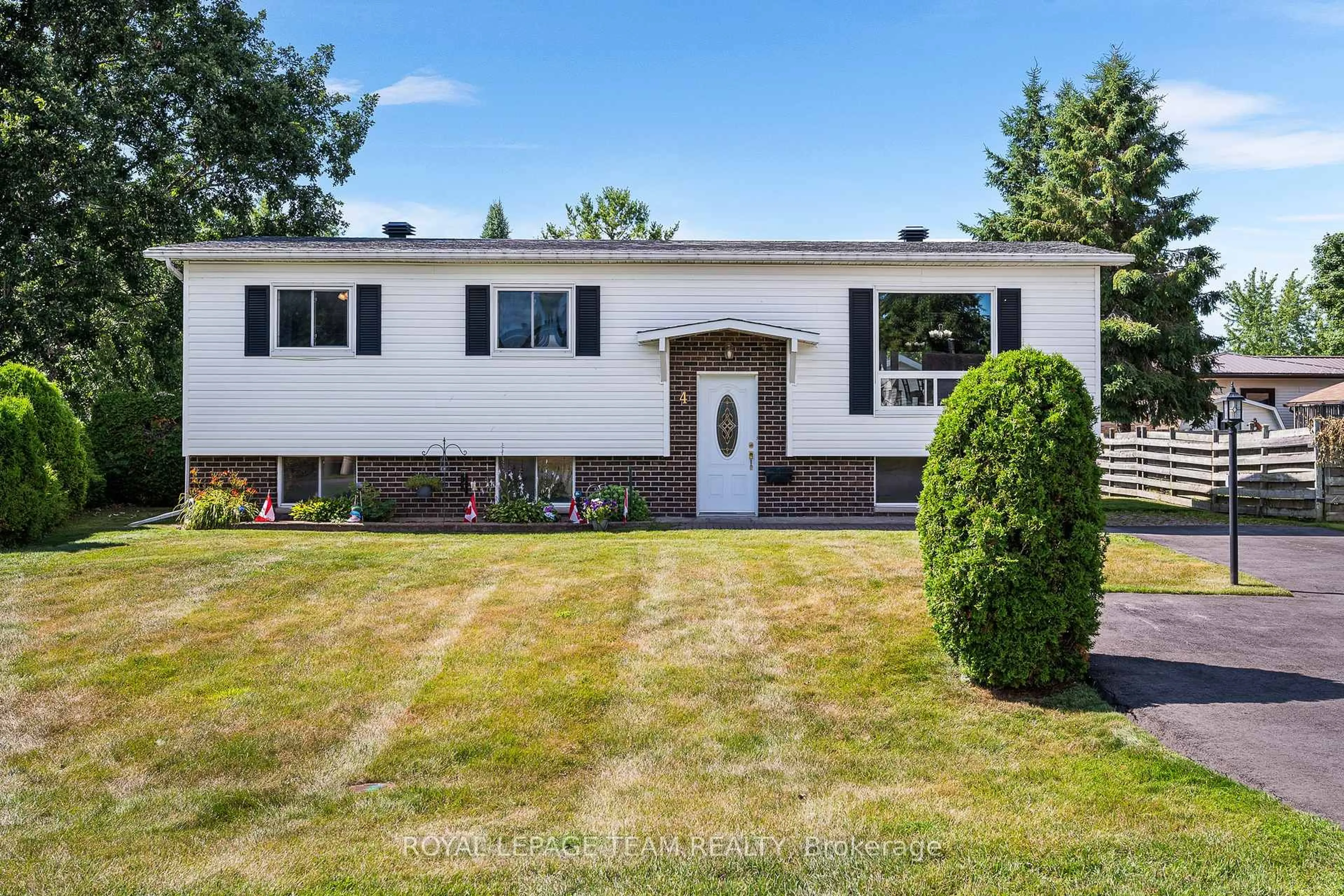 Home with vinyl exterior material, street for 4 Dowdall Cres, Stittsville Ontario K2S 1V1