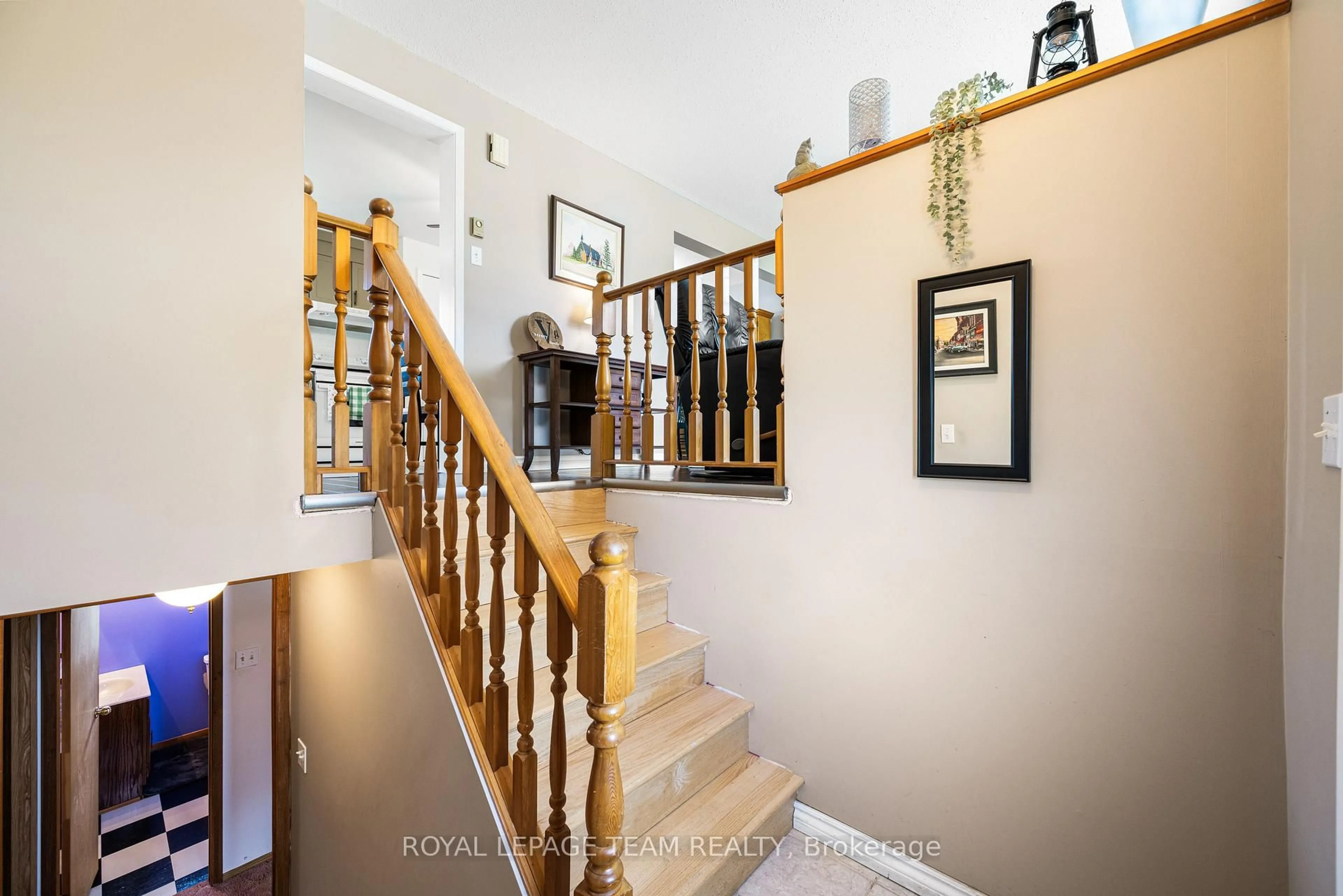 Indoor foyer for 4 Dowdall Cres, Stittsville Ontario K2S 1V1