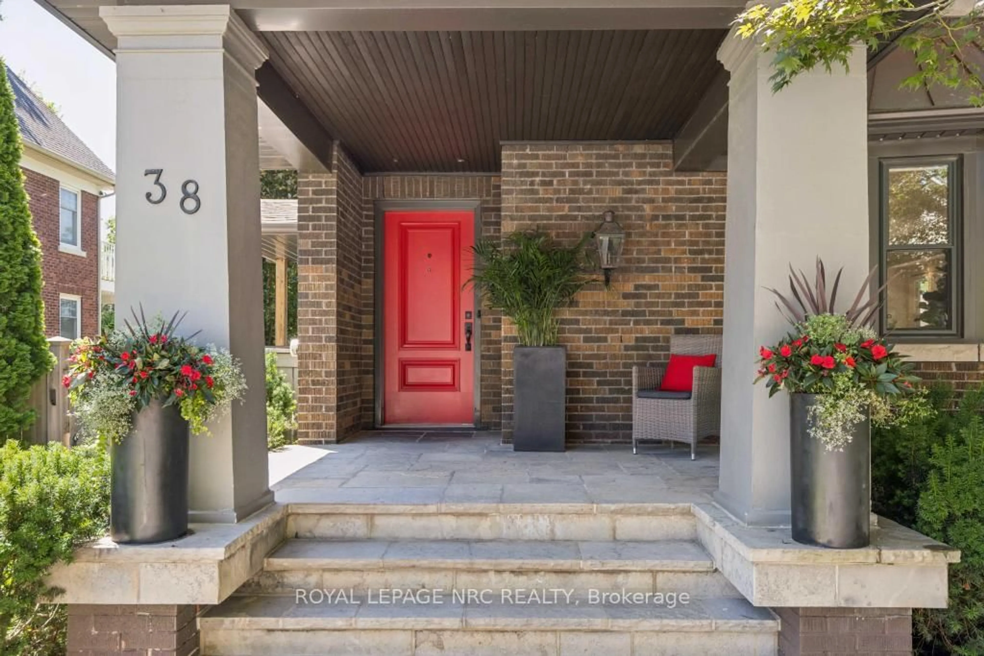 Indoor entryway for 38 Hillcrest Ave, St. Catharines Ontario L2R 4Y1