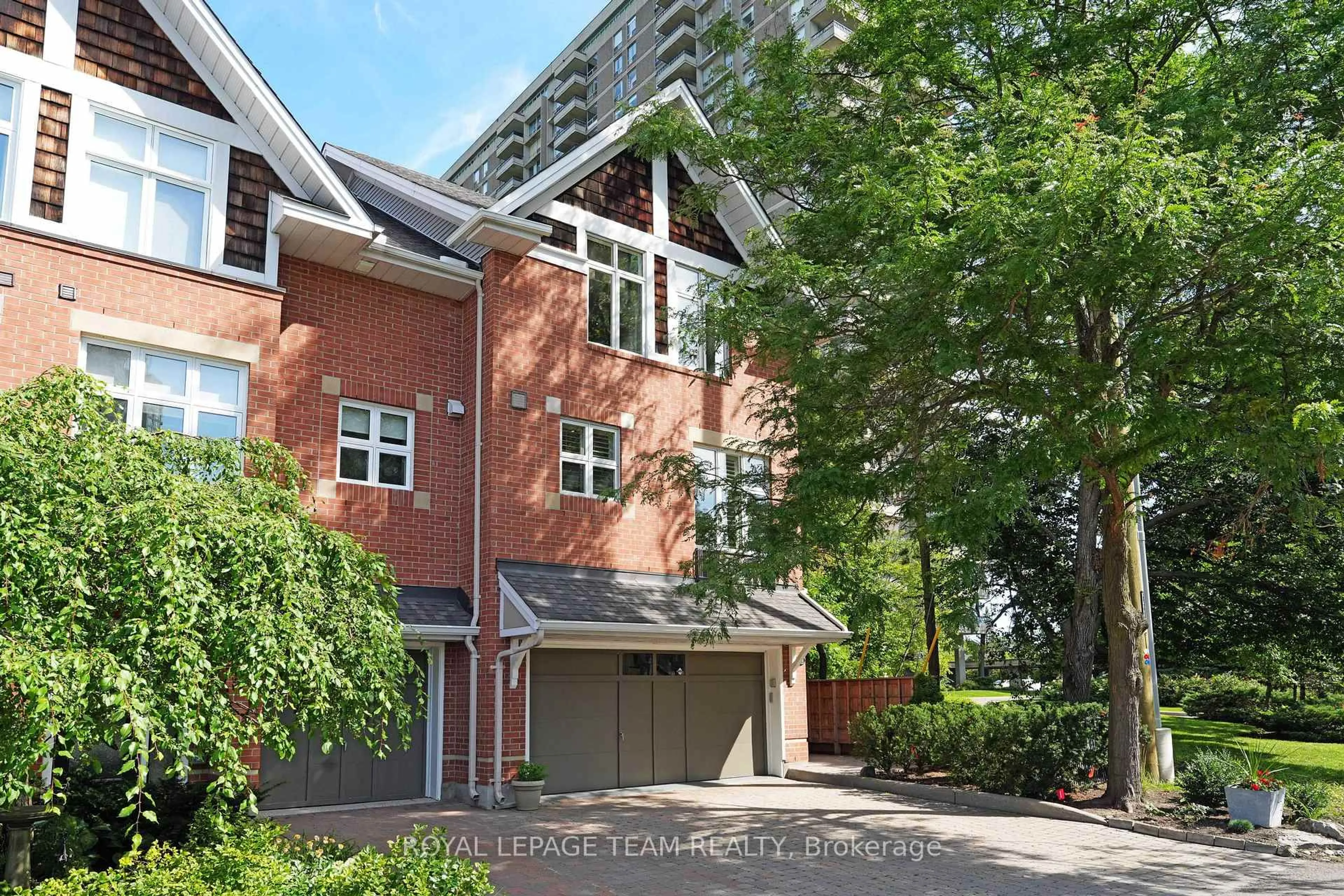 A pic from outside/outdoor area/front of a property/back of a property/a pic from drone, street for 201 CLEARVIEW Ave, Ottawa Ontario K1Z 1A8