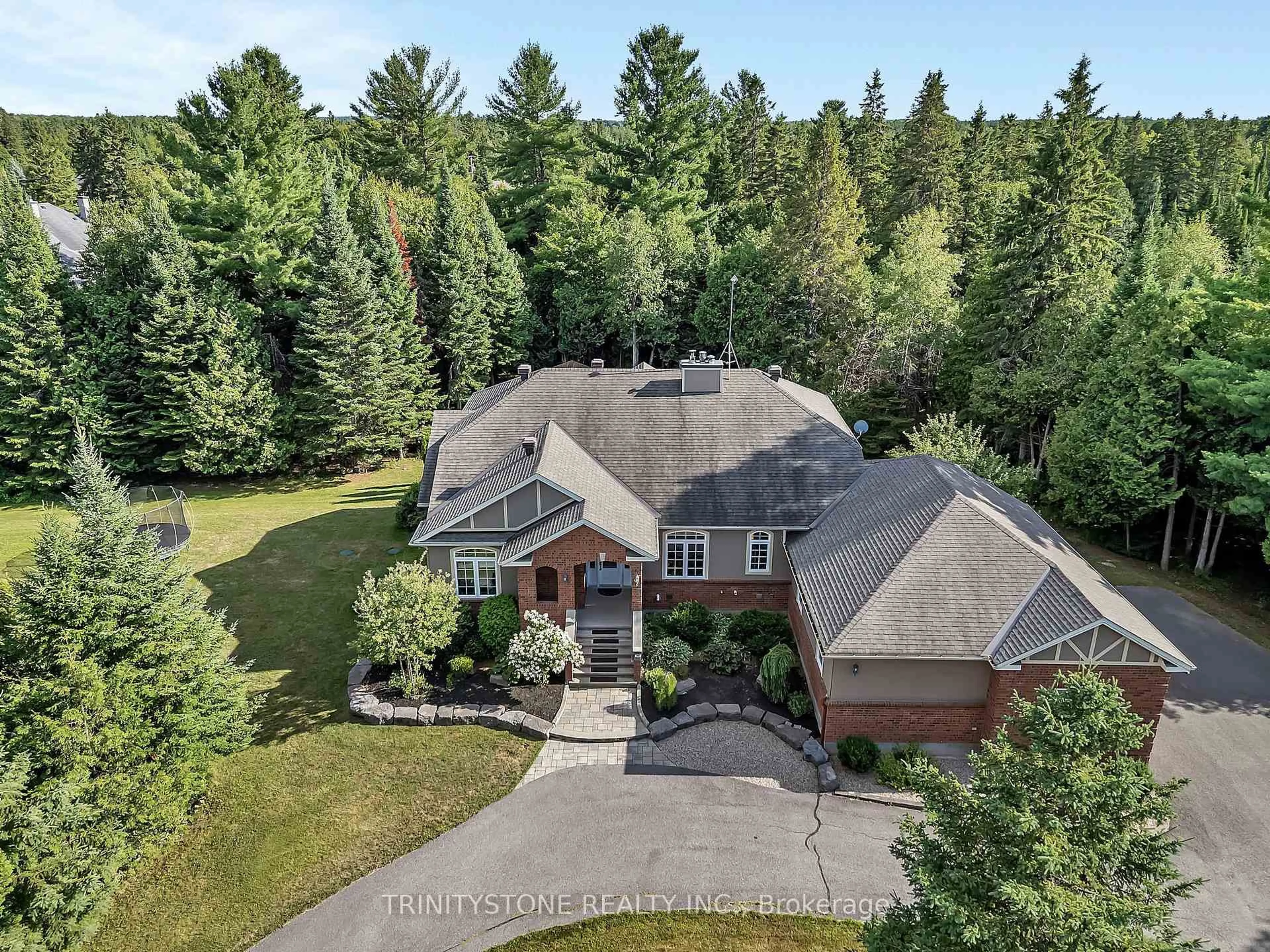 A pic from outside/outdoor area/front of a property/back of a property/a pic from drone, unknown for 36 Sawgrass Circ, Ashton Ontario K0A 1B0
