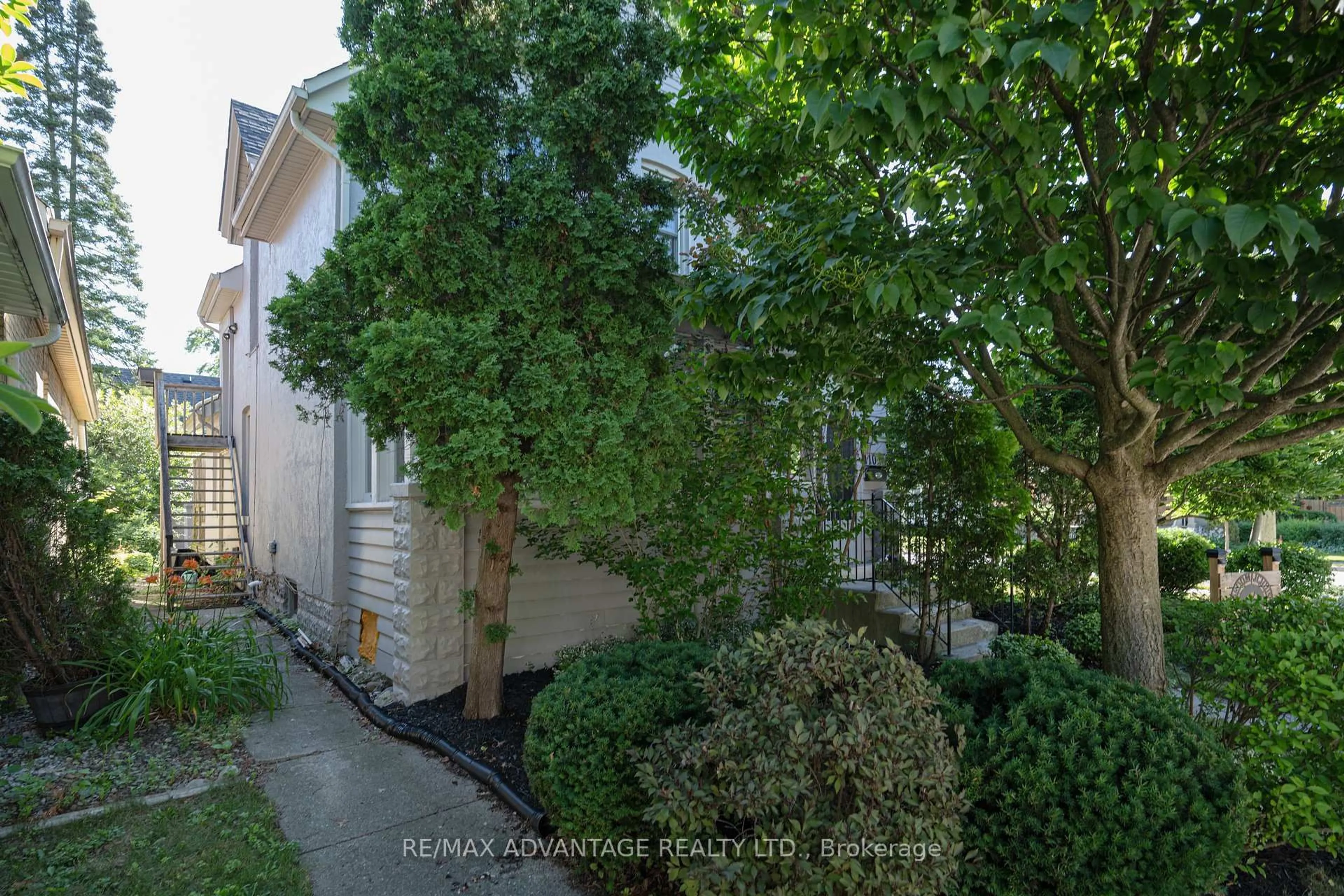 A pic from outside/outdoor area/front of a property/back of a property/a pic from drone, street for 110 Marley Pl, London South Ontario N6C 1S8