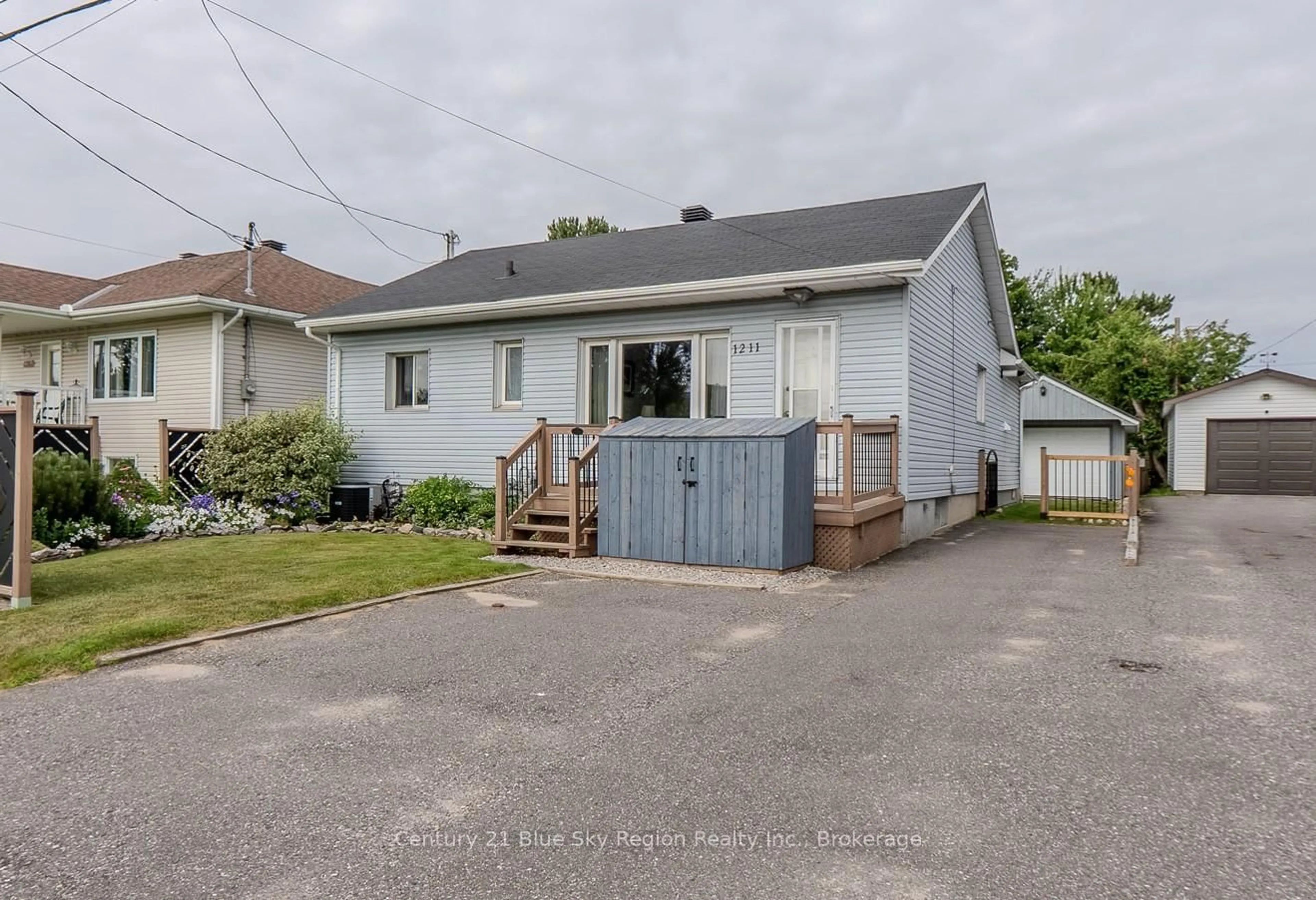 A pic from outside/outdoor area/front of a property/back of a property/a pic from drone, street for 1211 Browning St, North Bay Ontario P1B 3R7