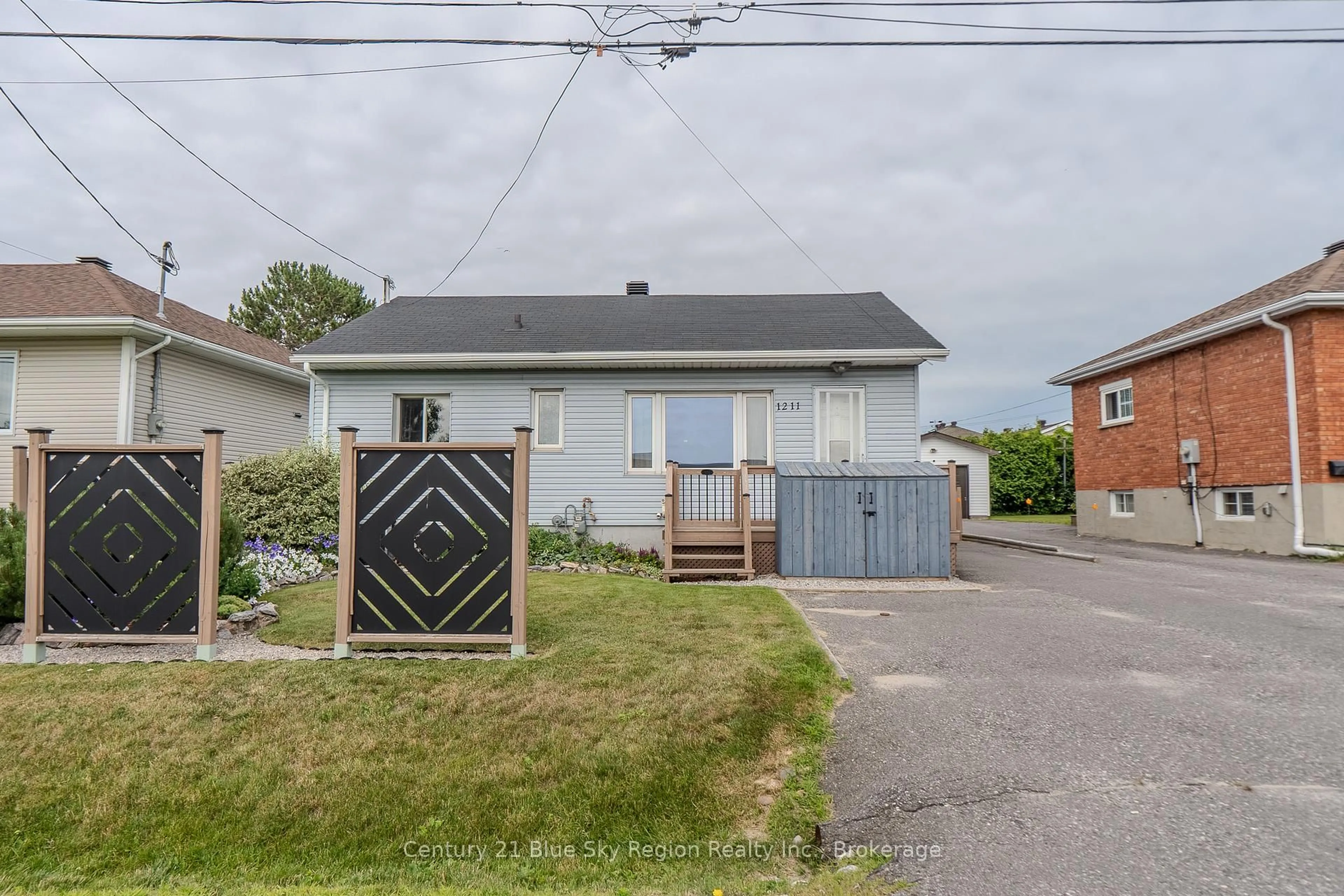 A pic from outside/outdoor area/front of a property/back of a property/a pic from drone, street for 1211 Browning St, North Bay Ontario P1B 3R7
