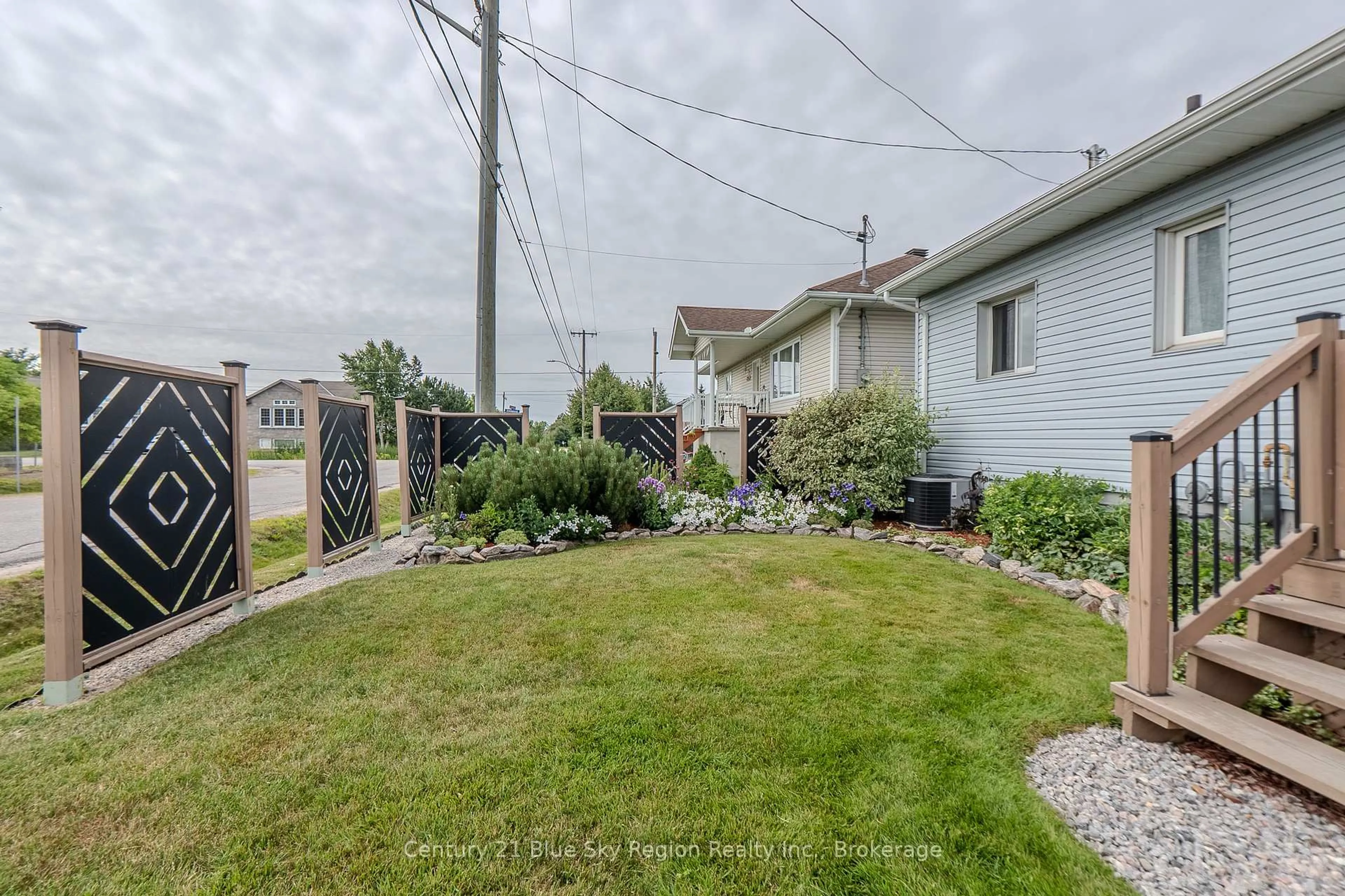 A pic from outside/outdoor area/front of a property/back of a property/a pic from drone, street for 1211 Browning St, North Bay Ontario P1B 3R7
