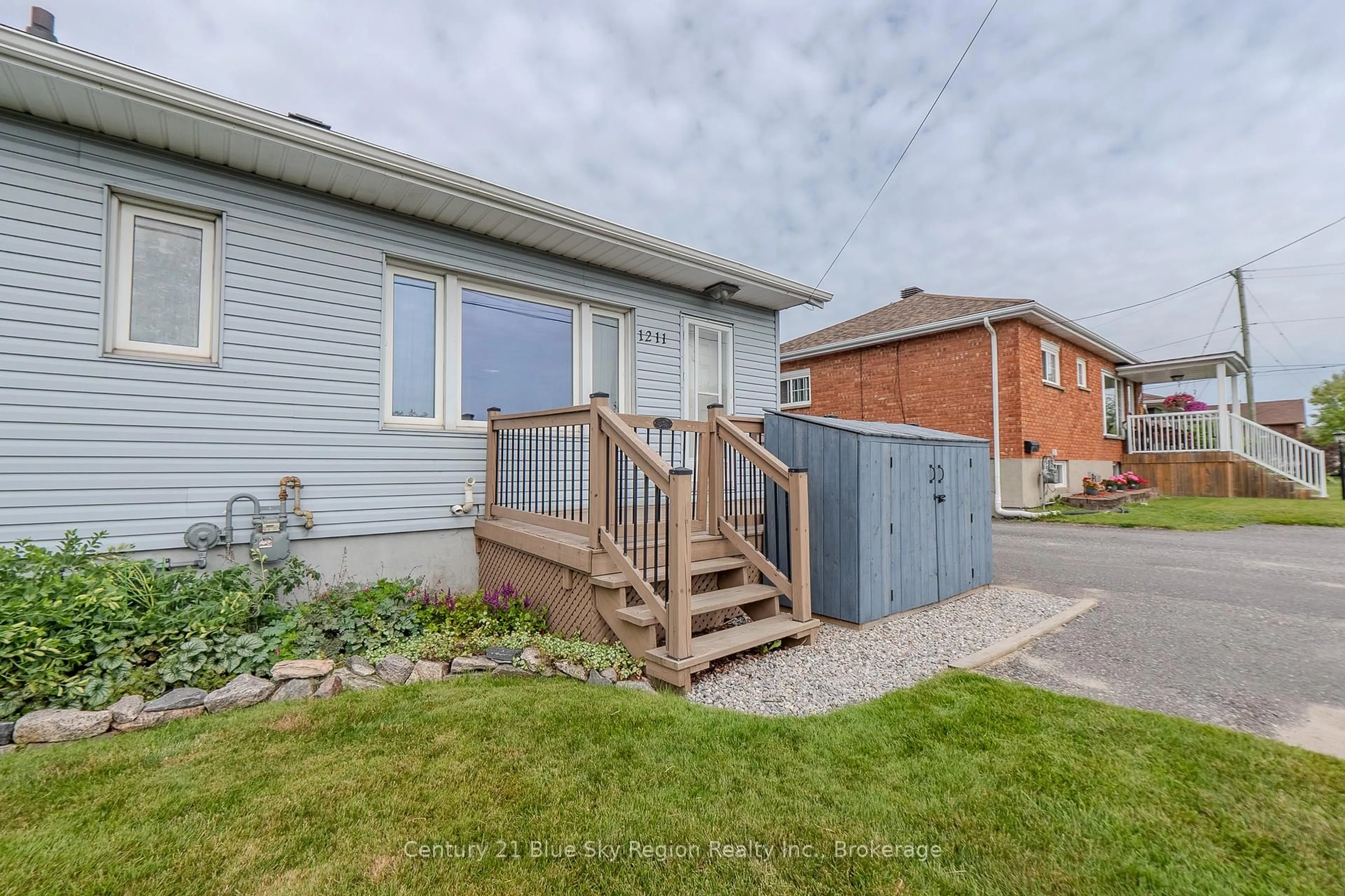 A pic from outside/outdoor area/front of a property/back of a property/a pic from drone, street for 1211 Browning St, North Bay Ontario P1B 3R7