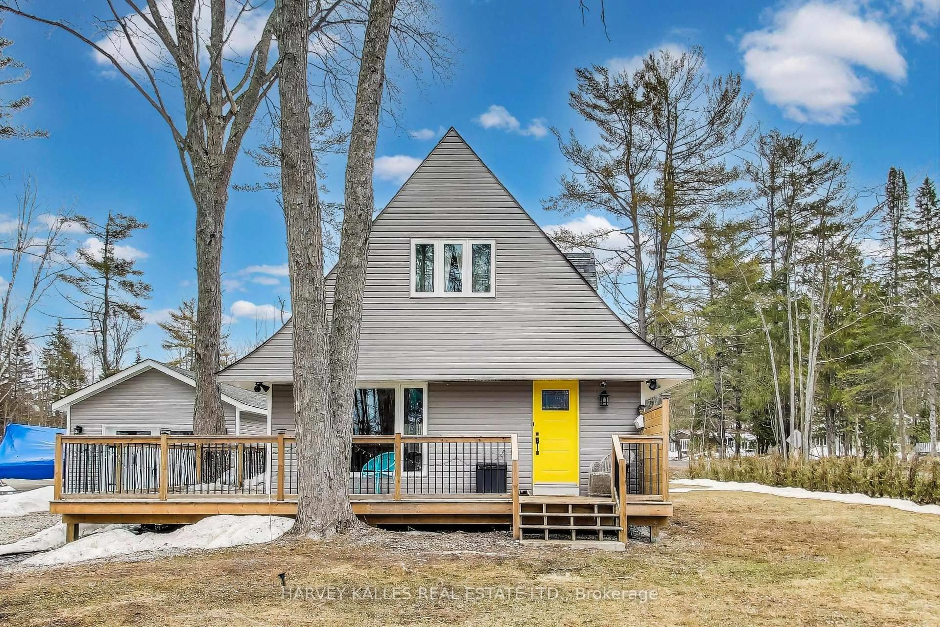 Home with vinyl exterior material, street for 1002 Chippawa Ave, Gravenhurst Ontario P1P 1R1