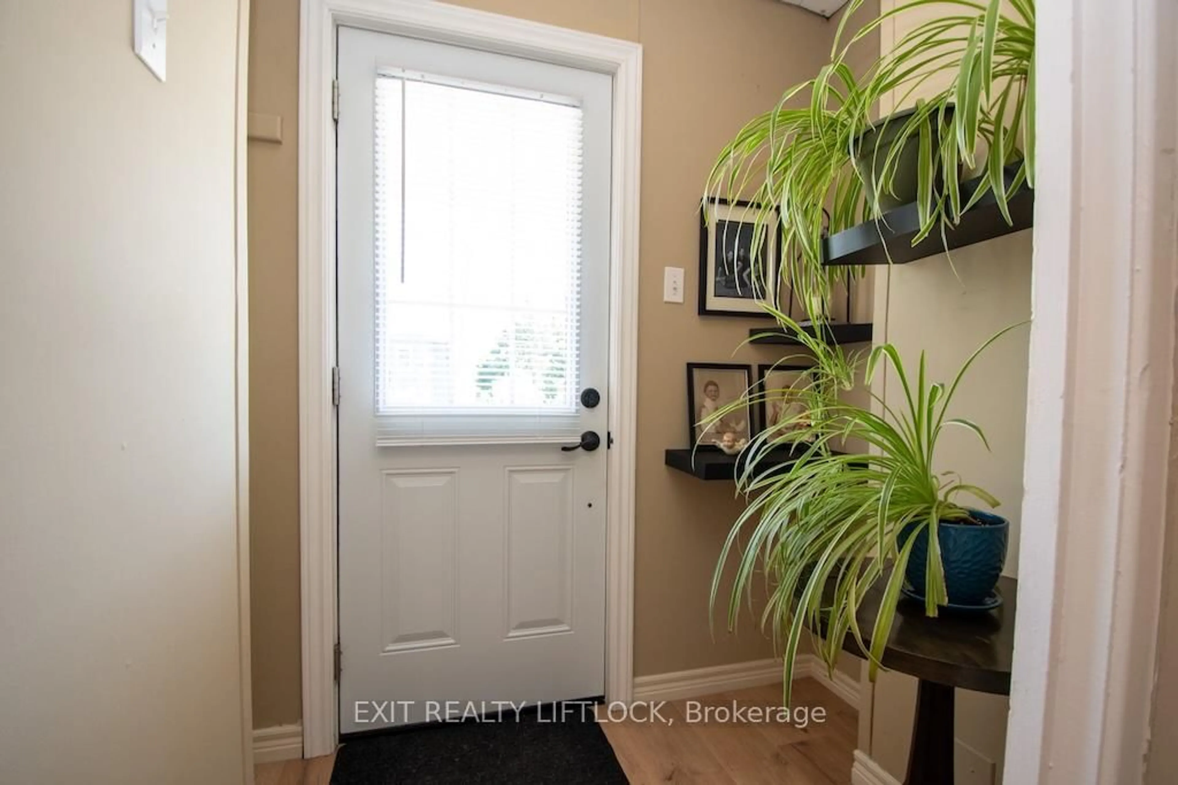 Indoor entryway for 26 Victoria Ave, Peterborough North Ontario K9H 4V7