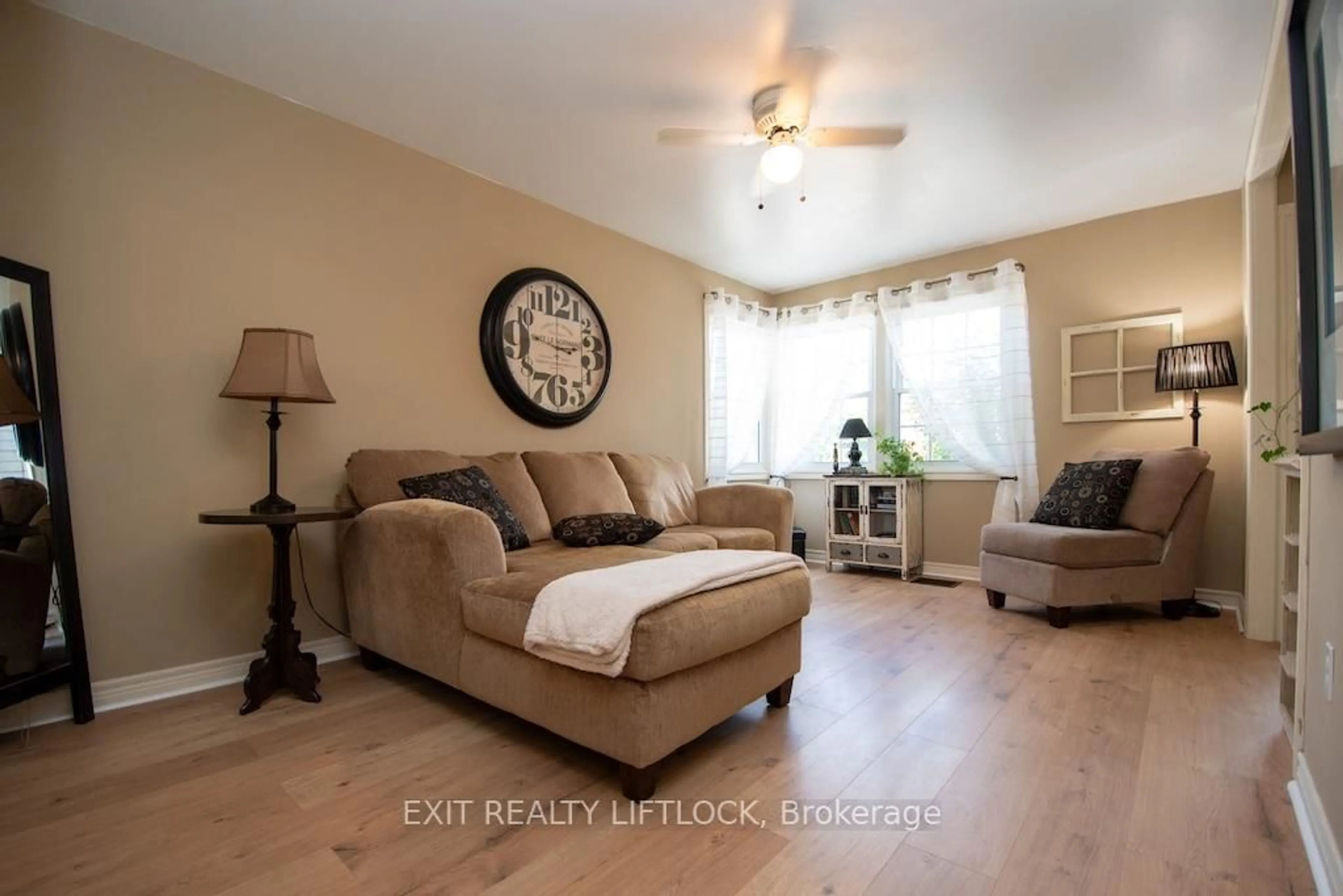 Living room with furniture, unknown for 26 Victoria Ave, Peterborough North Ontario K9H 4V7