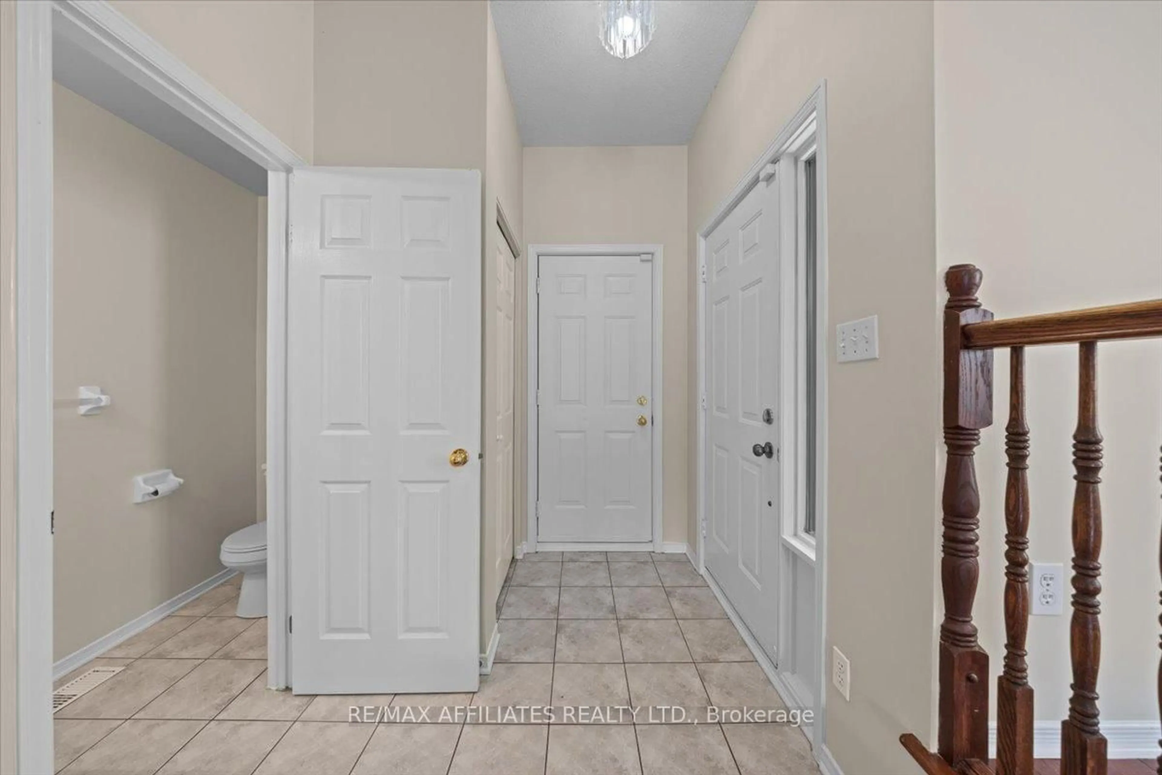 Indoor entryway for 1510 Duplante Ave, Ottawa Ontario K4A 3Y8