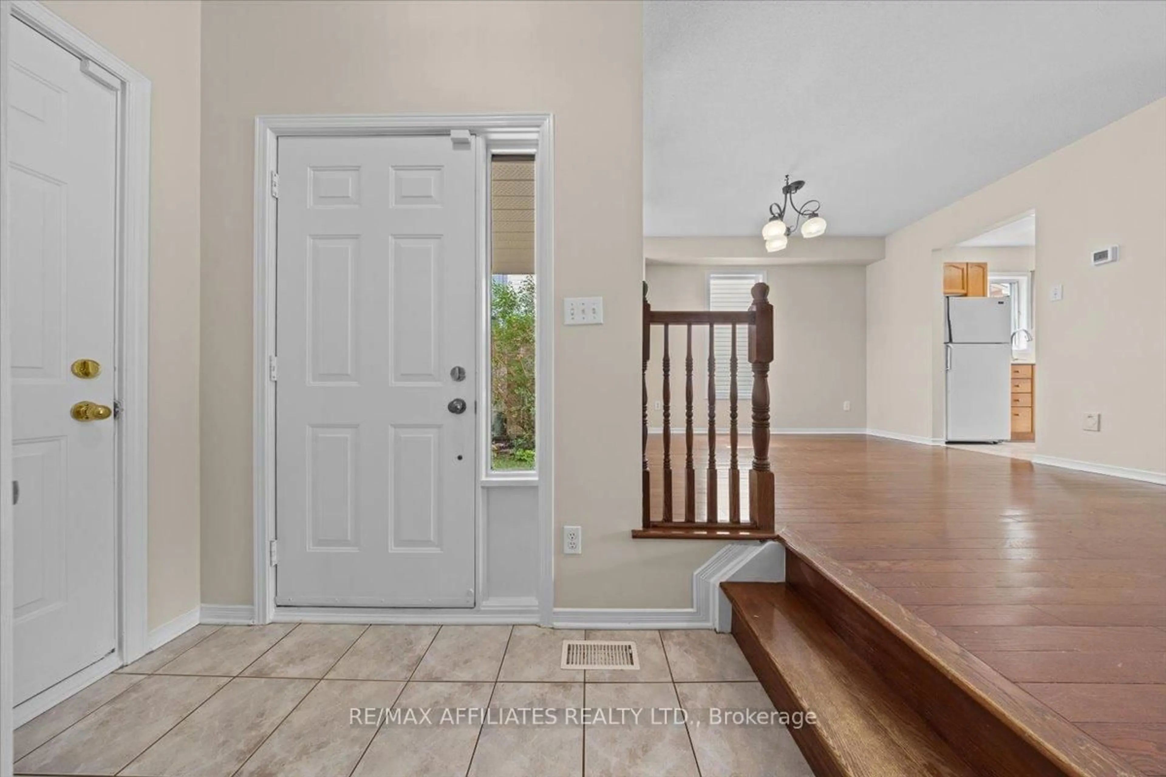 Indoor entryway for 1510 Duplante Ave, Ottawa Ontario K4A 3Y8