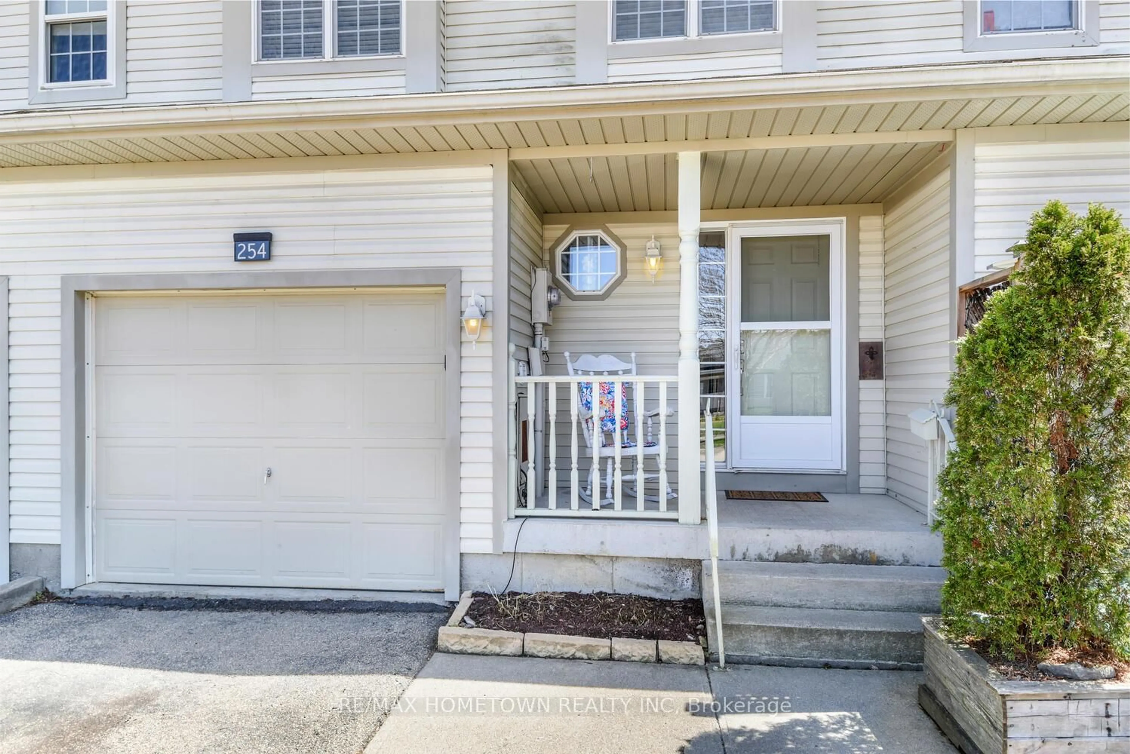 Indoor entryway for 254 Beley St, Brockville Ontario K6V 7J7