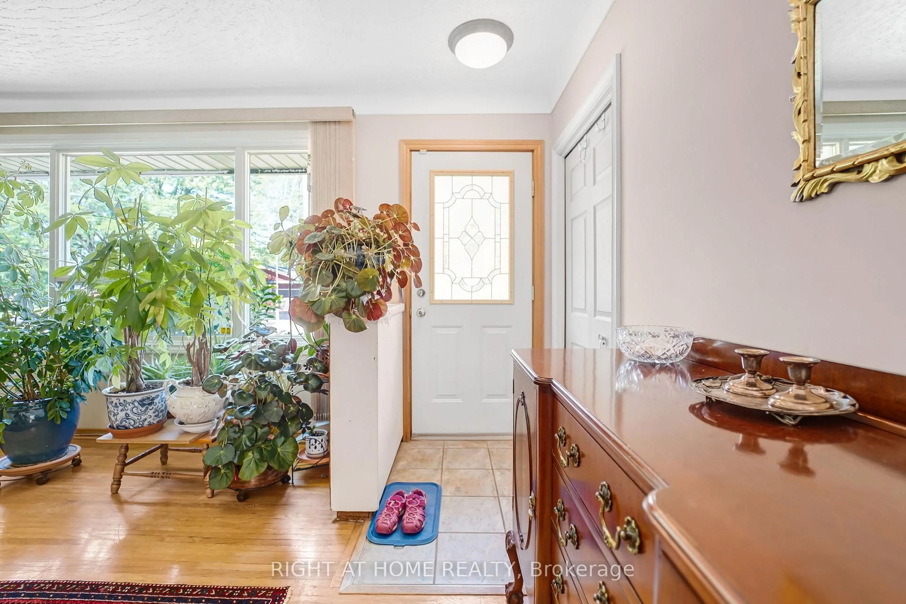 Indoor entryway for 6702 Winston St, Niagara Falls Ontario L2G 5G3