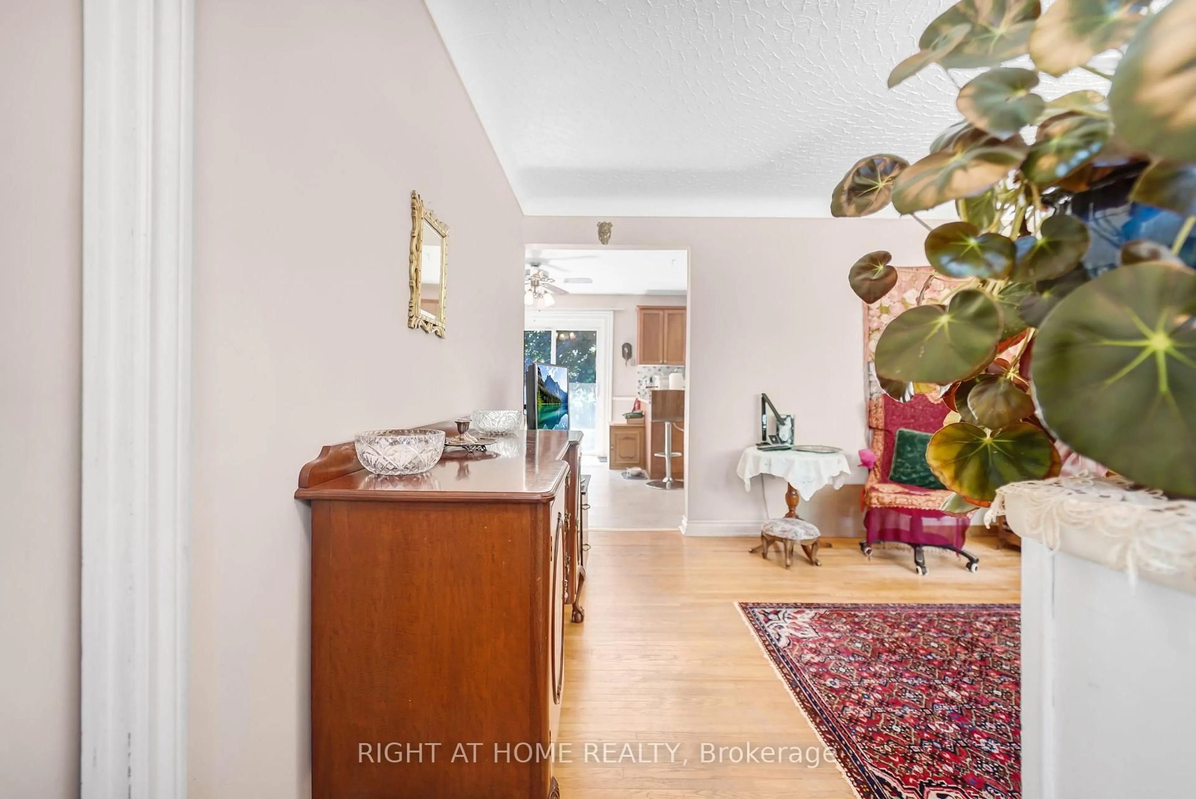 Indoor entryway for 6702 Winston St, Niagara Falls Ontario L2G 5G3