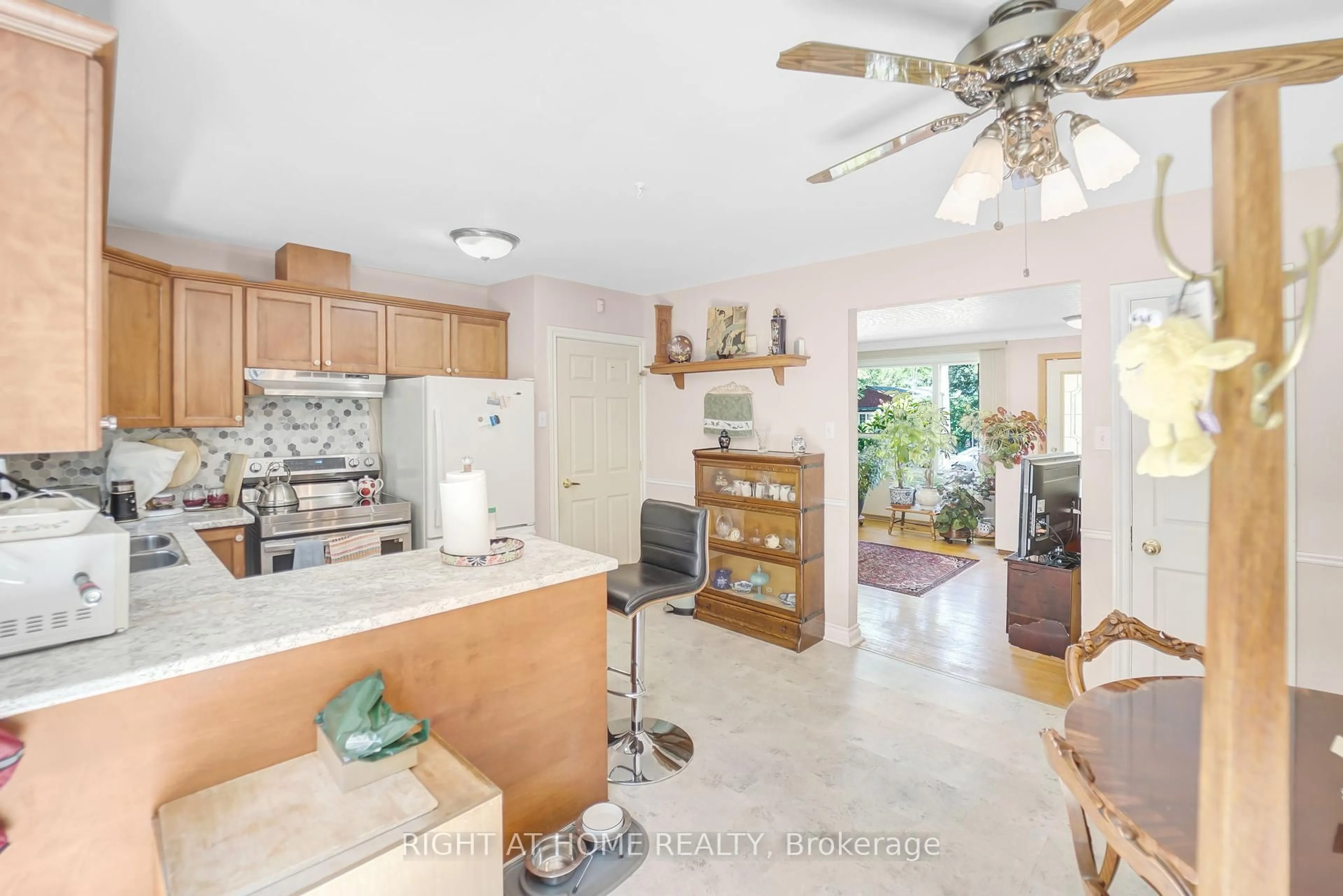 Open concept kitchen, ceramic/tile floor for 6702 Winston St, Niagara Falls Ontario L2G 5G3